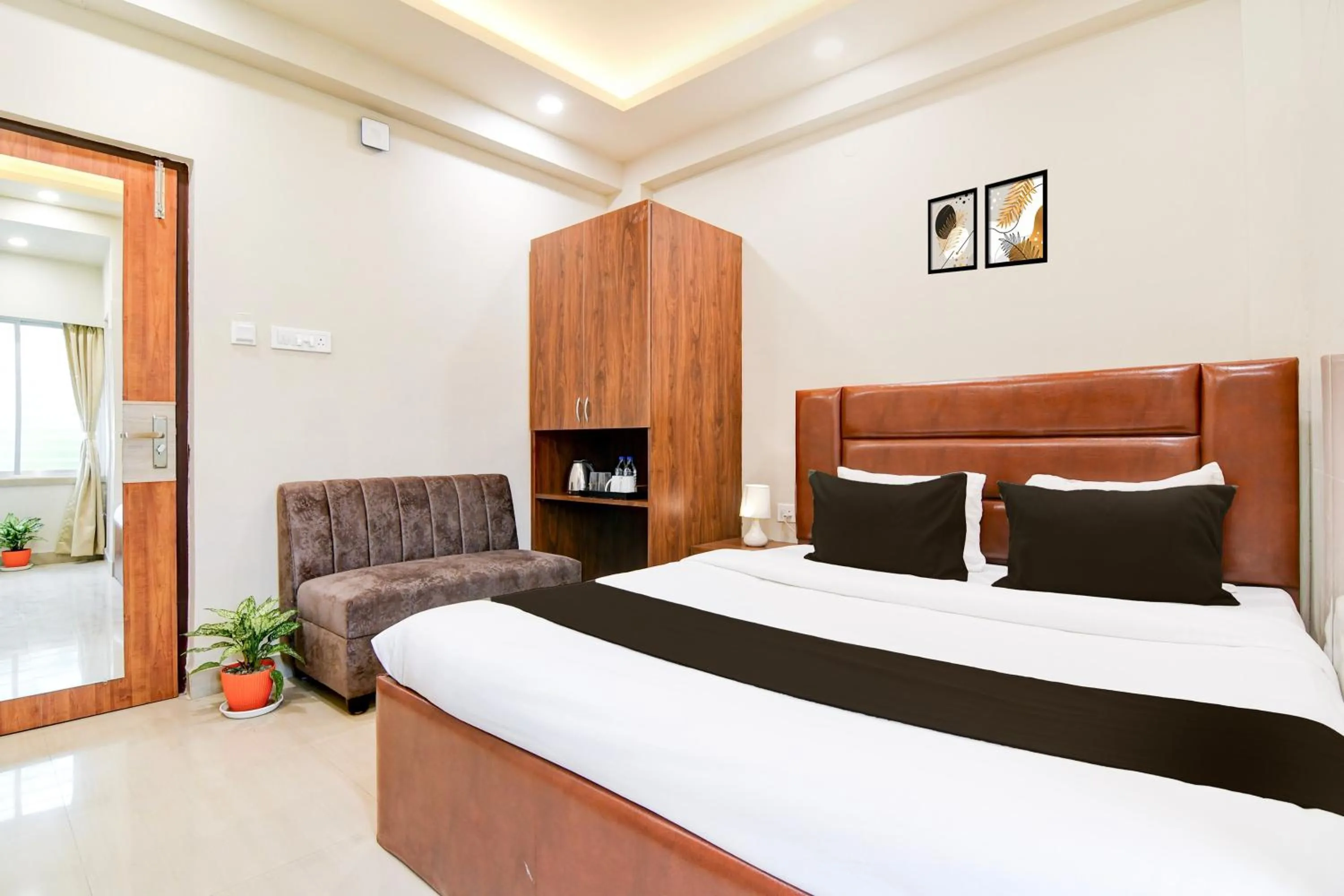 Bedroom, Bed in Super Townhouse Kaikhali Near Airport