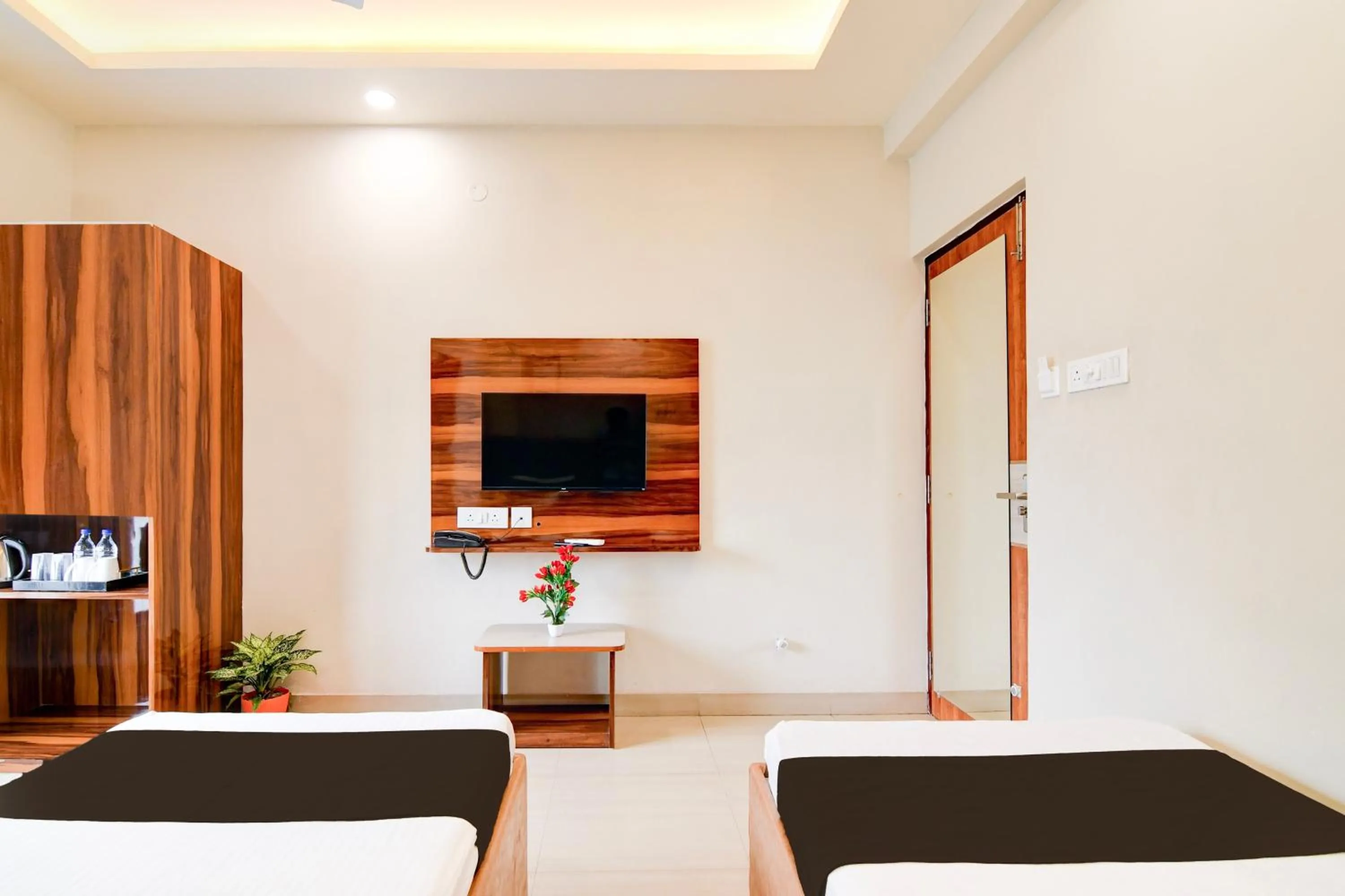 Bedroom, Bed in Super Townhouse Kaikhali Near Airport