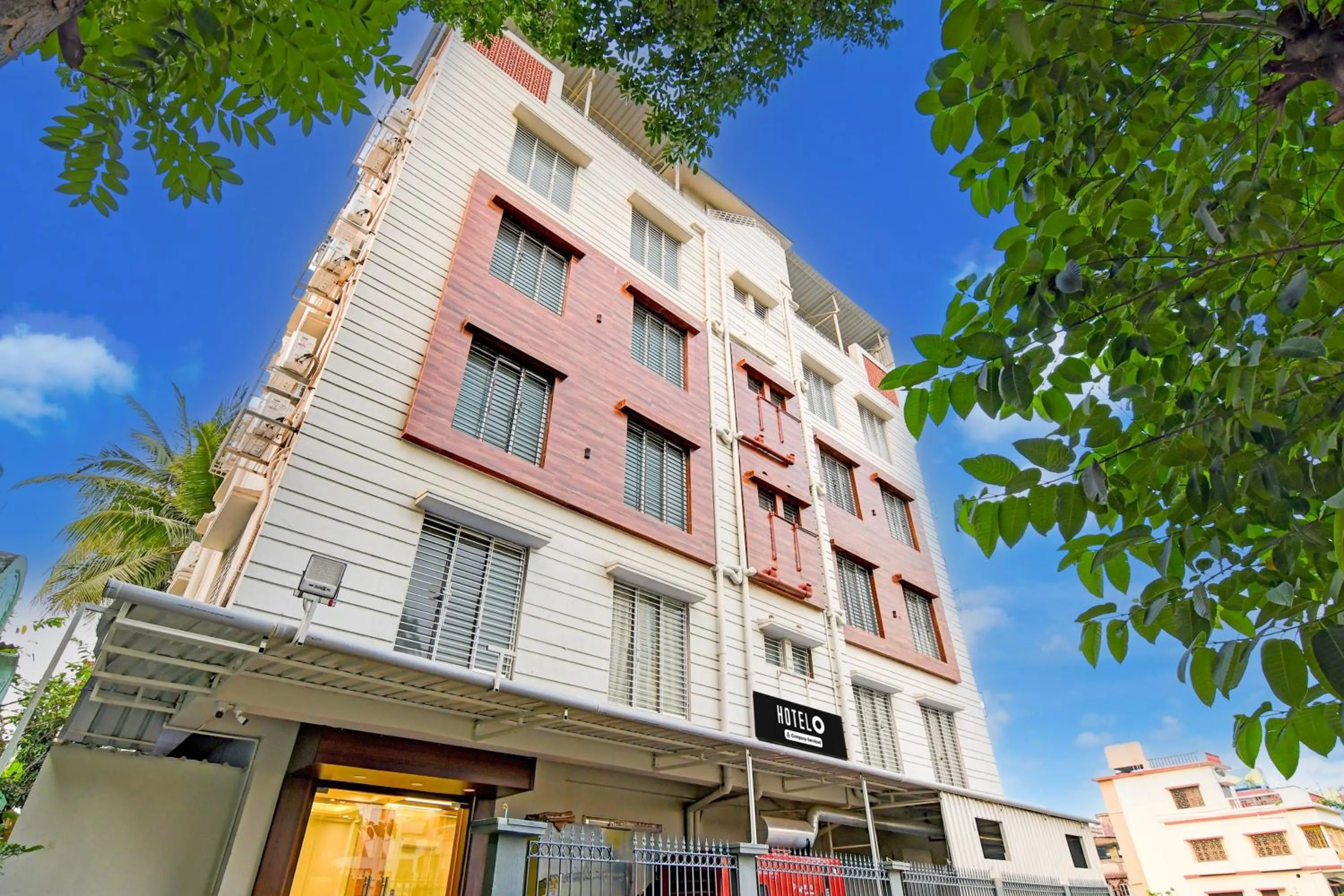 Facade/entrance in Super Townhouse Kaikhali Near Airport