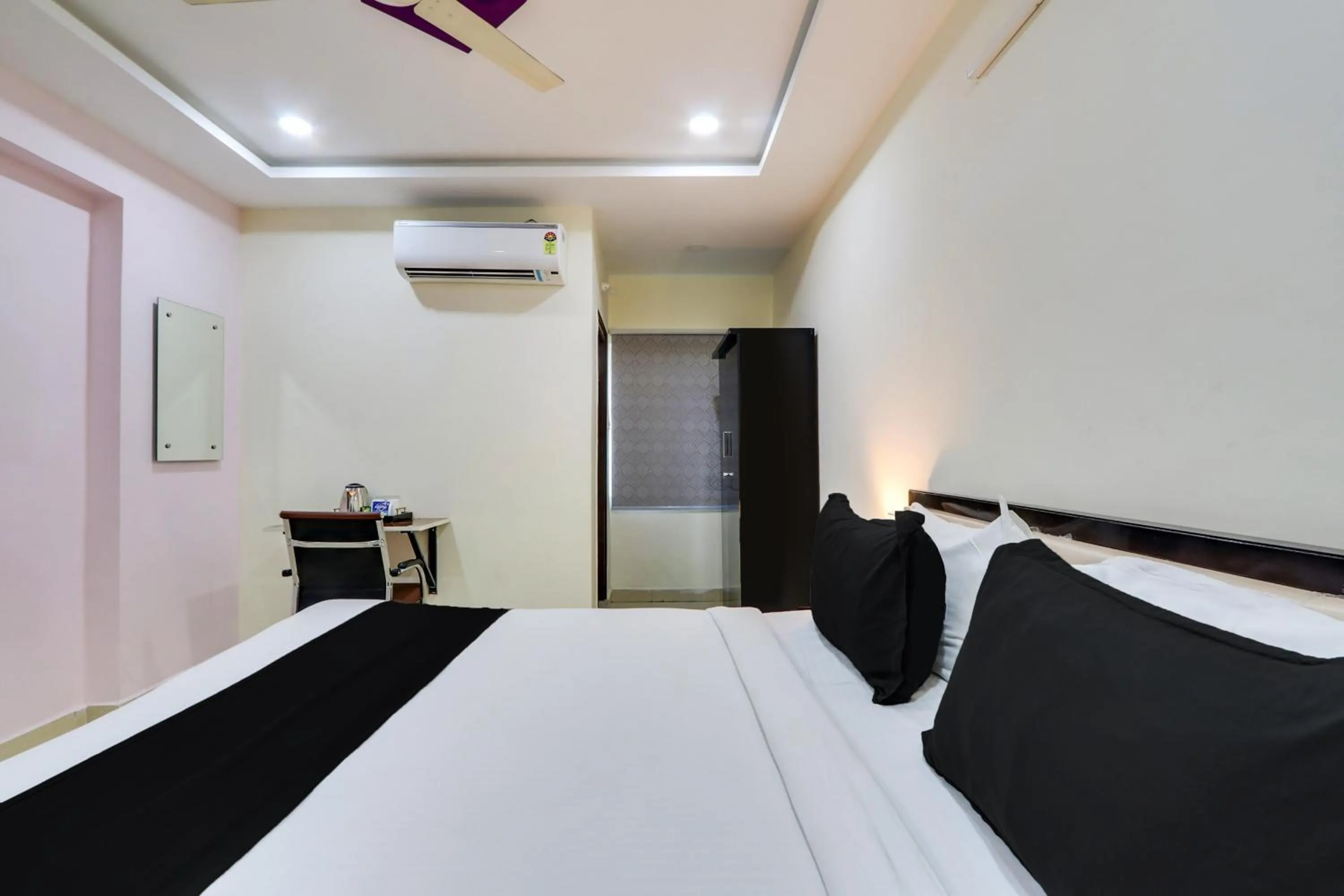 Bedroom, Bed in Super Collection O Bhagyalakshmi Suites