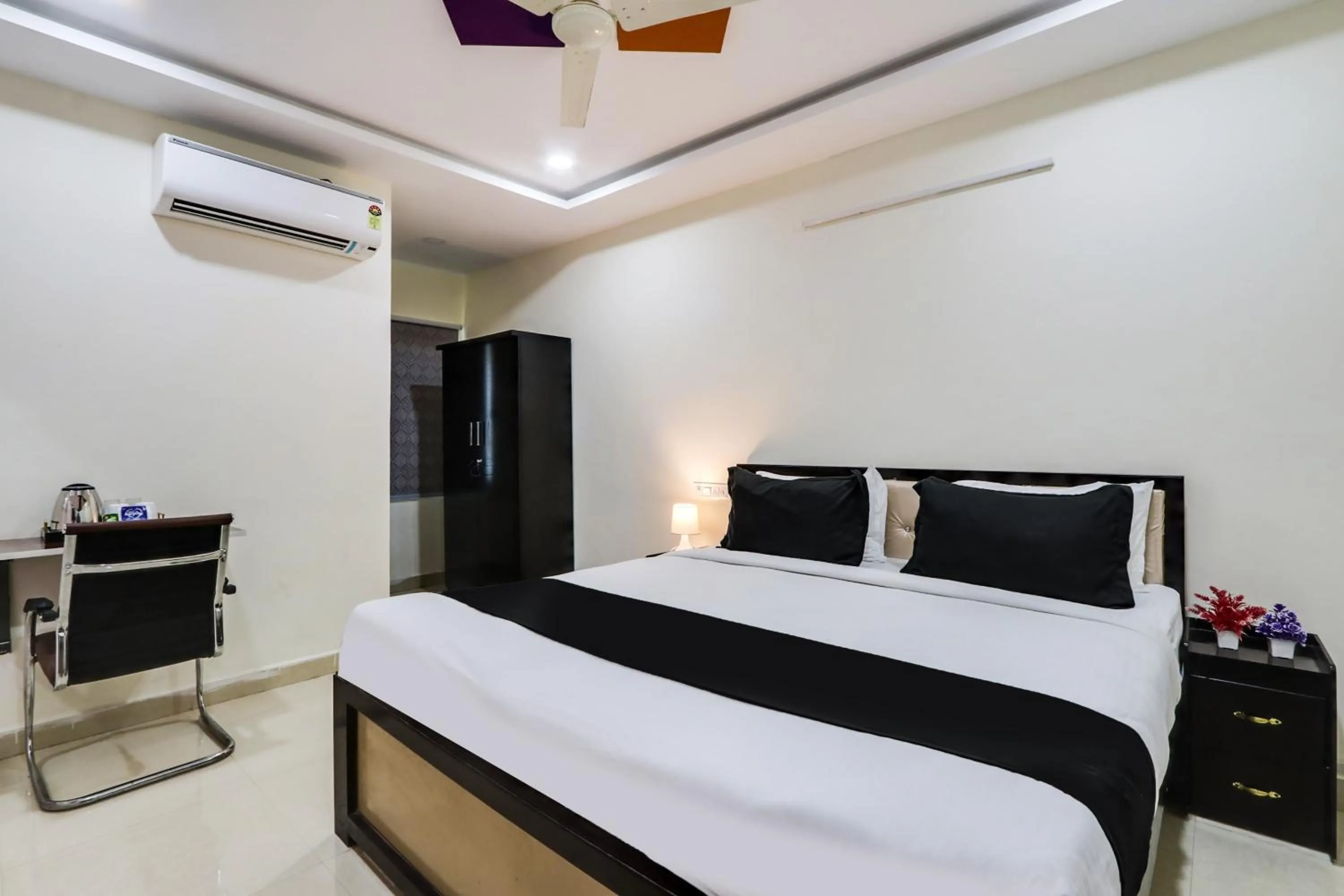 Bedroom, Bed in Super Collection O Bhagyalakshmi Suites