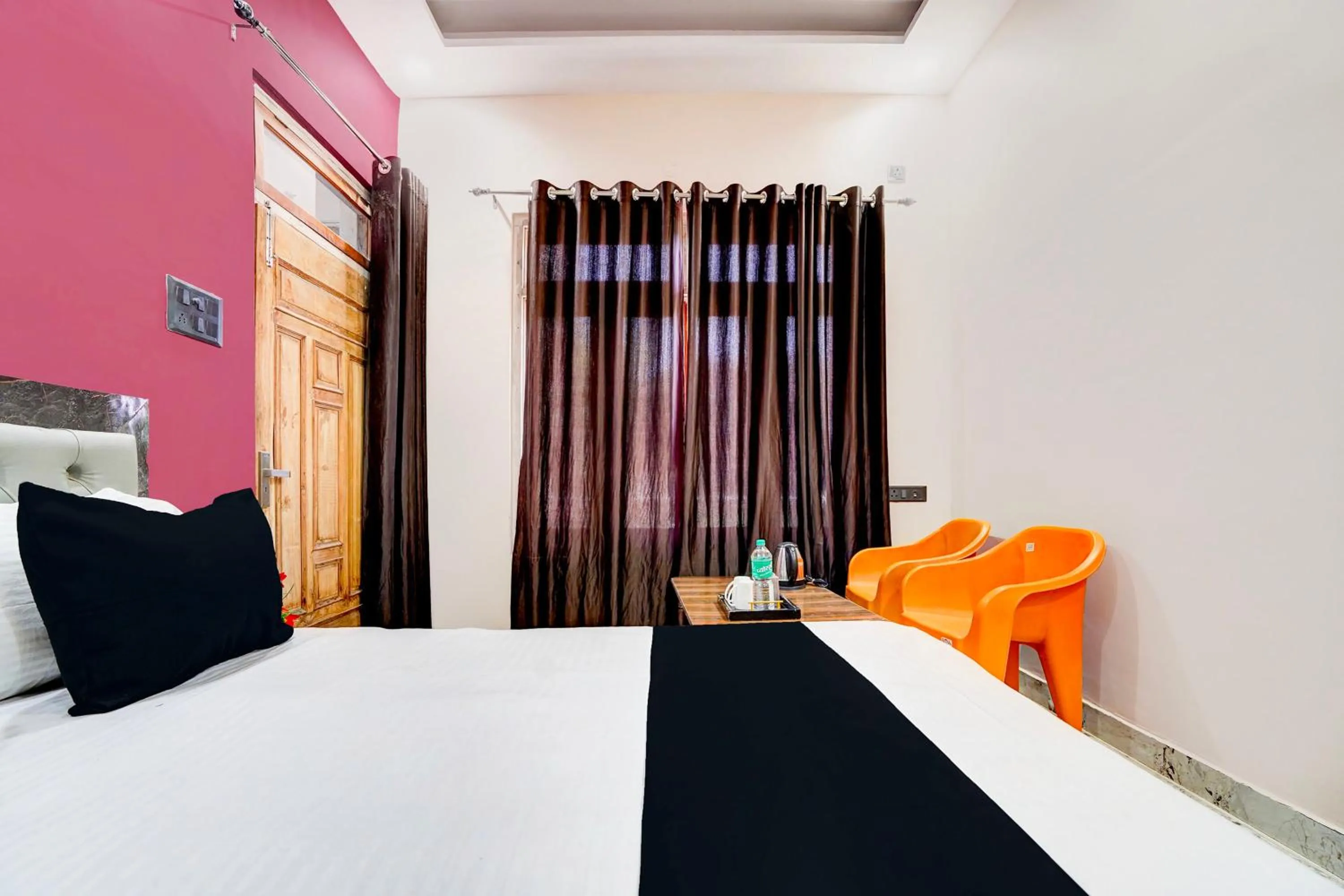 Bedroom, Bed in Hotel O Pramod Garden