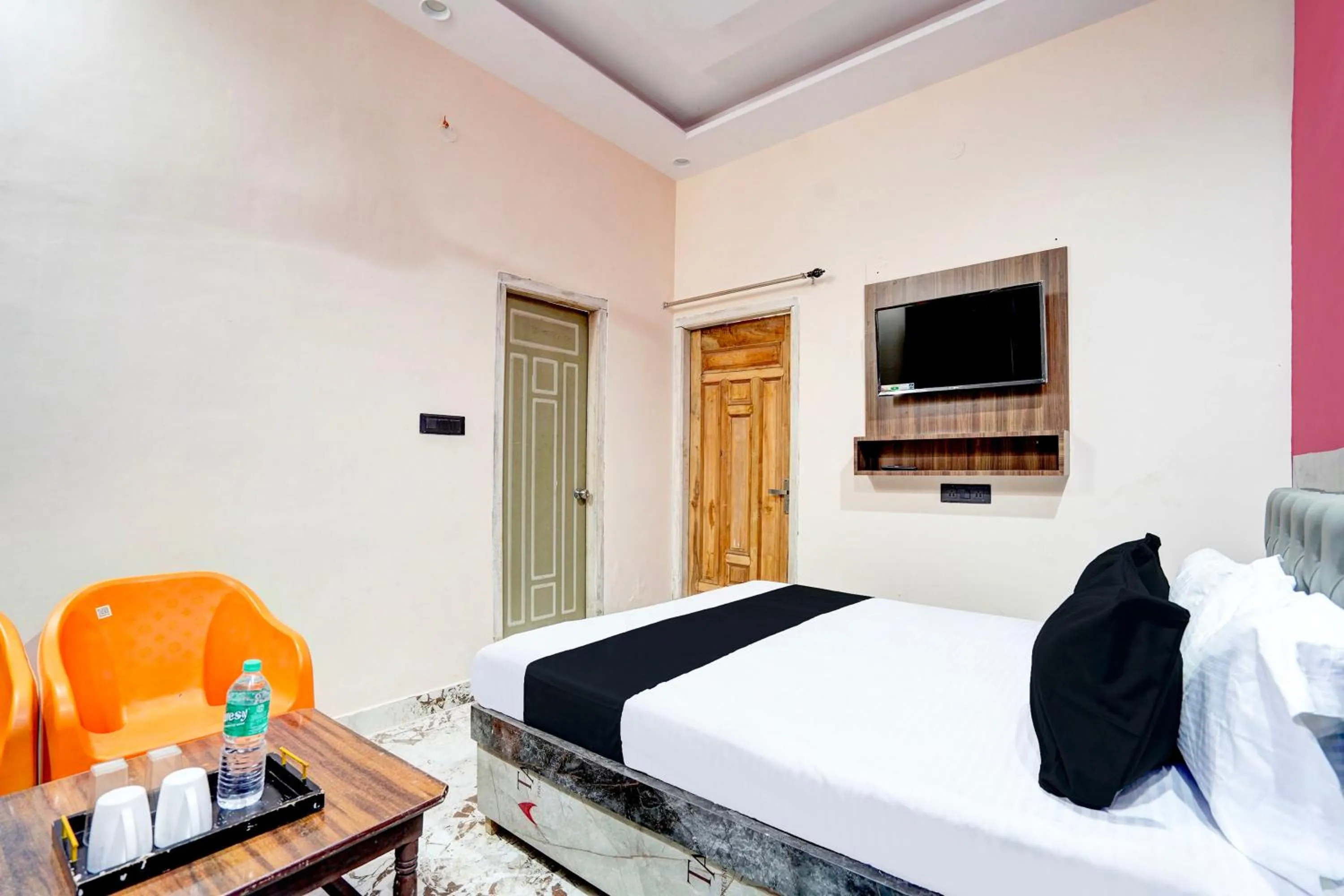 Bedroom, Bed in Hotel O Pramod Garden