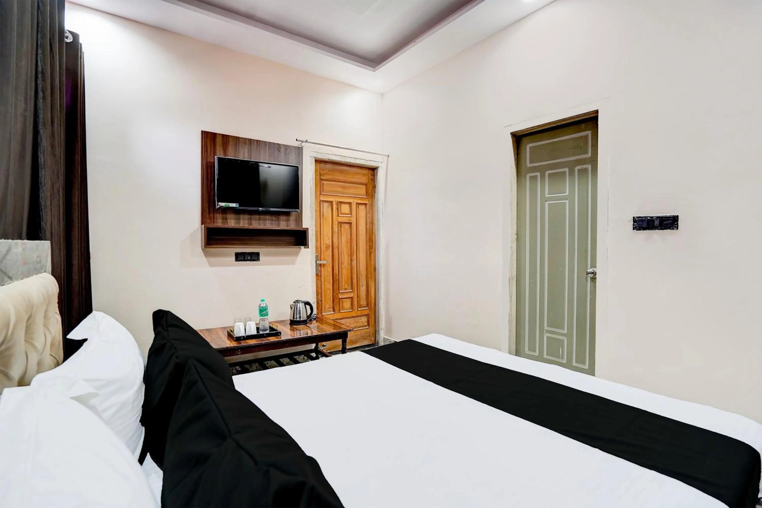 Bedroom, Bed in Hotel O Pramod Garden