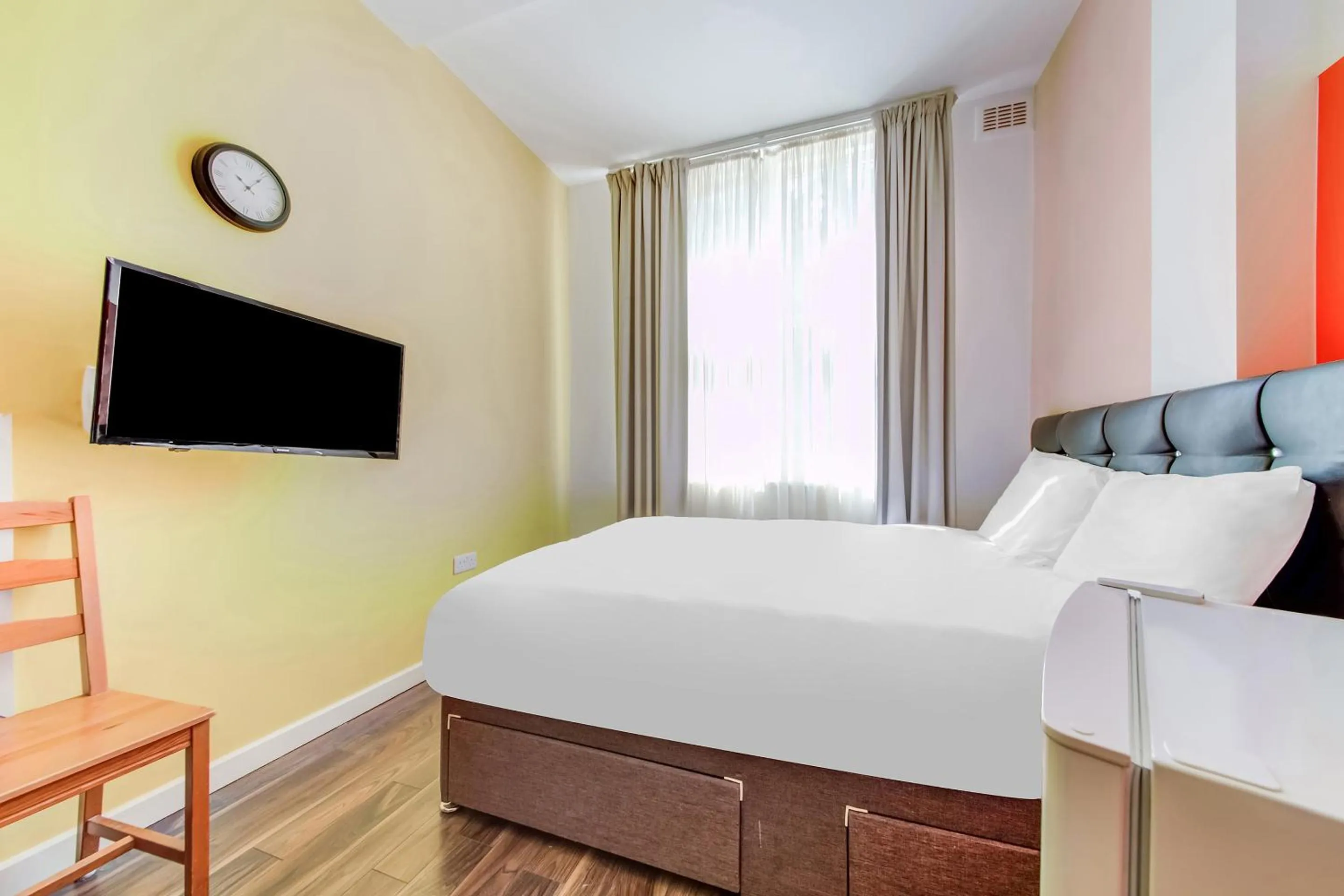 Bedroom, TV/Entertainment Center in OYO Grantly Hotel