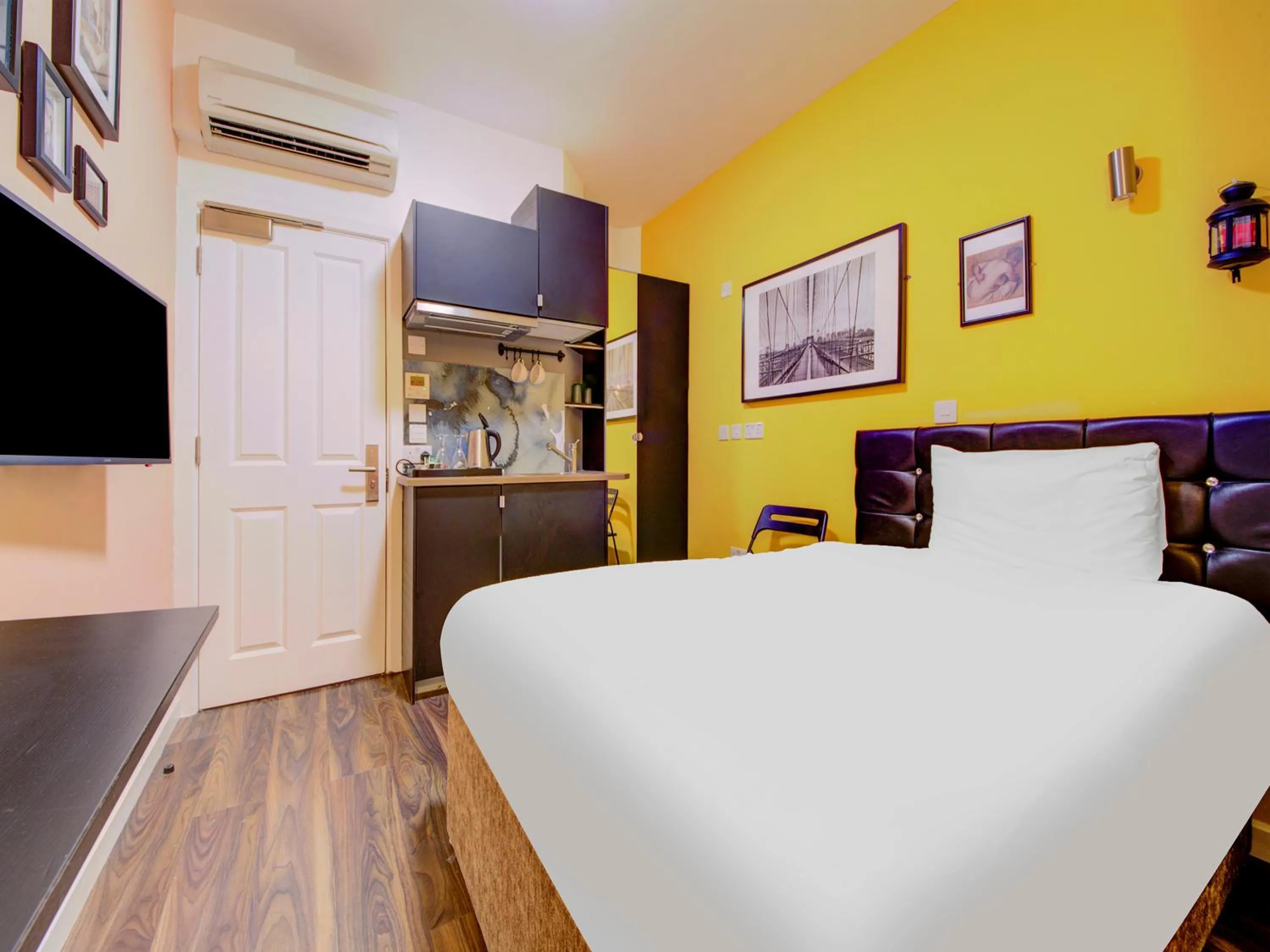 Bedroom in OYO Grantly Hotel