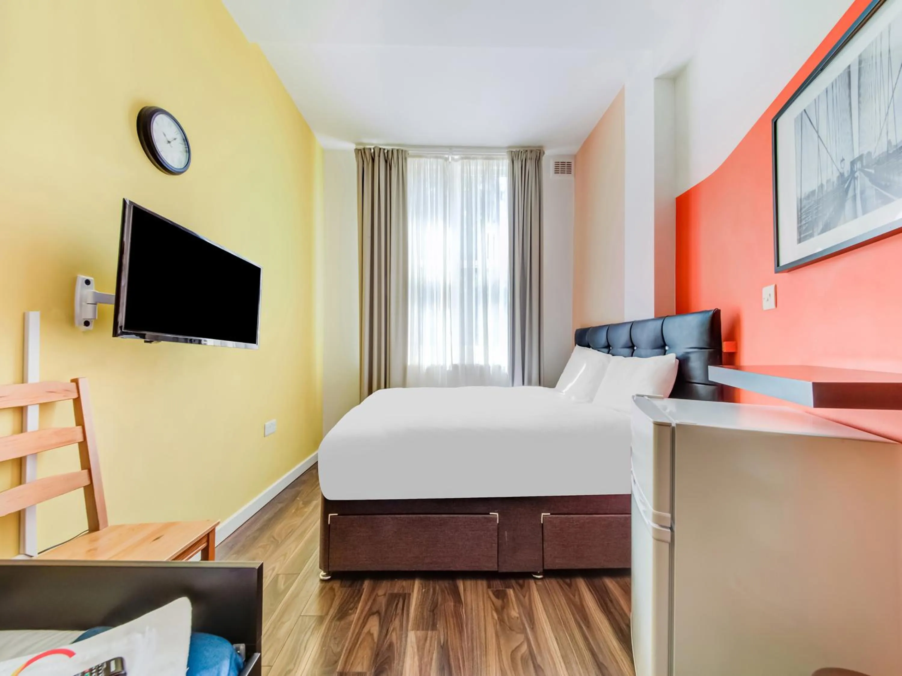 Bedroom, TV/Entertainment Center in OYO Grantly Hotel