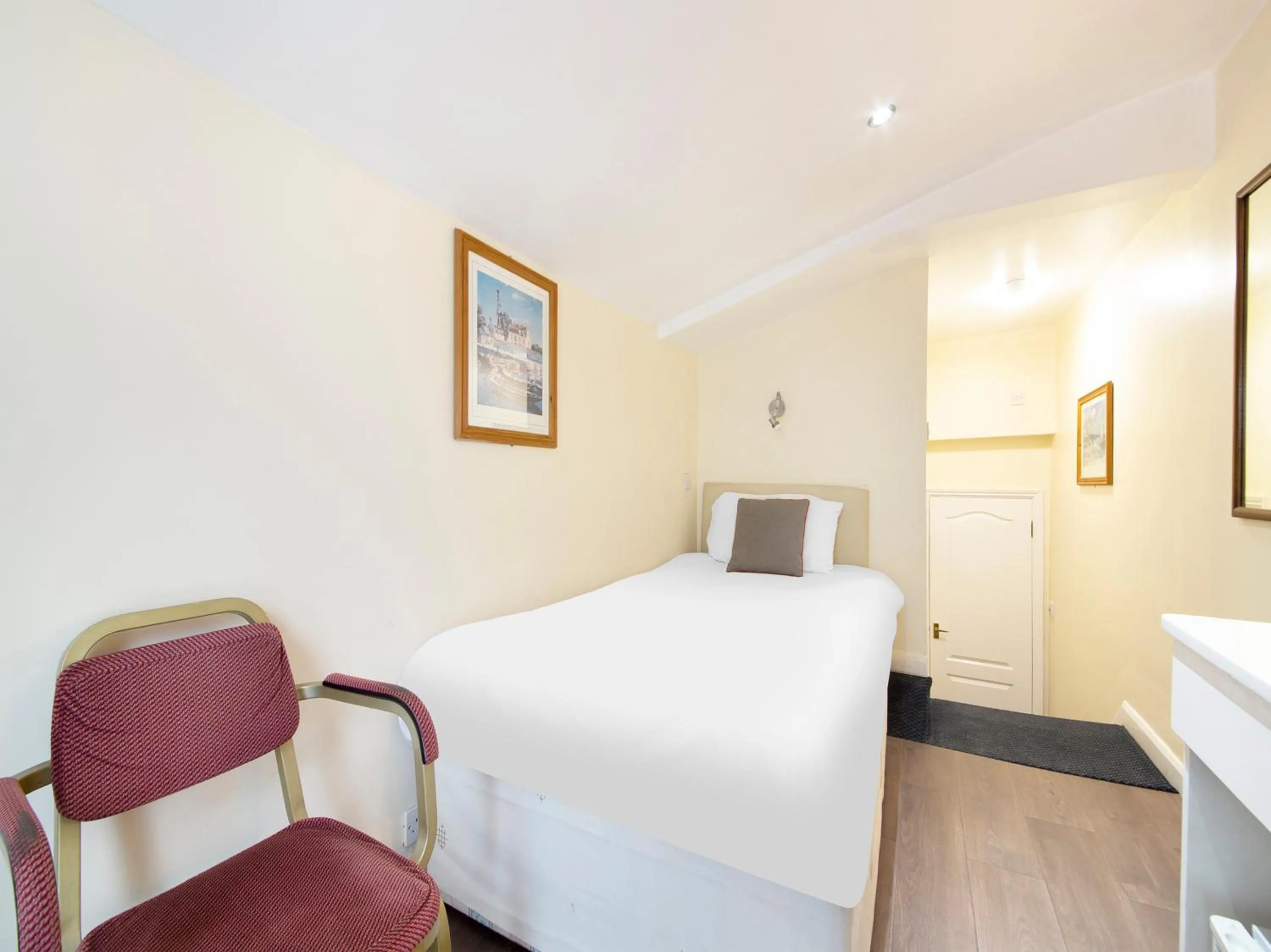 Bedroom in OYO Grantly Hotel