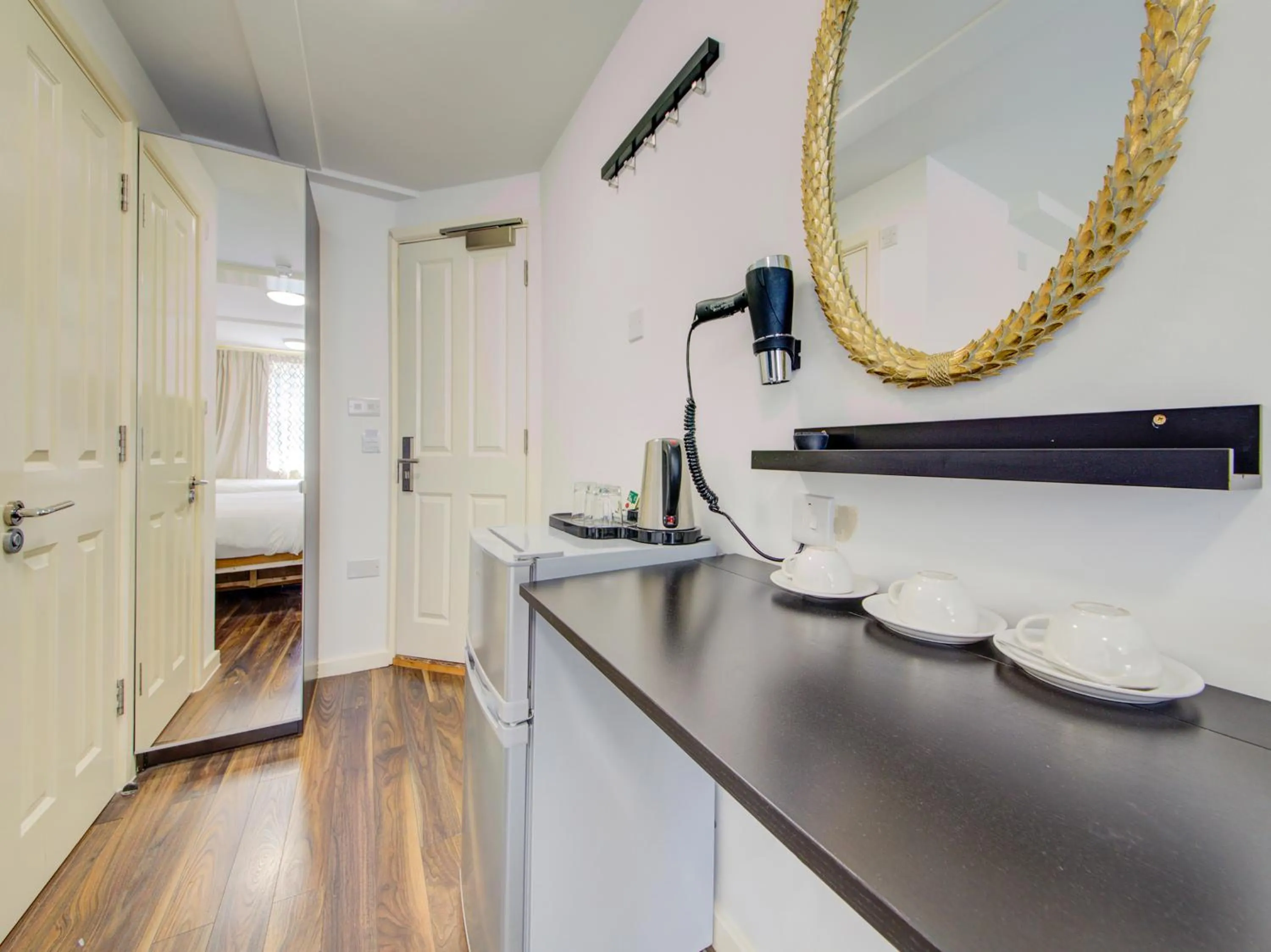 Bedroom, Kitchen/Kitchenette in OYO Grantly Hotel