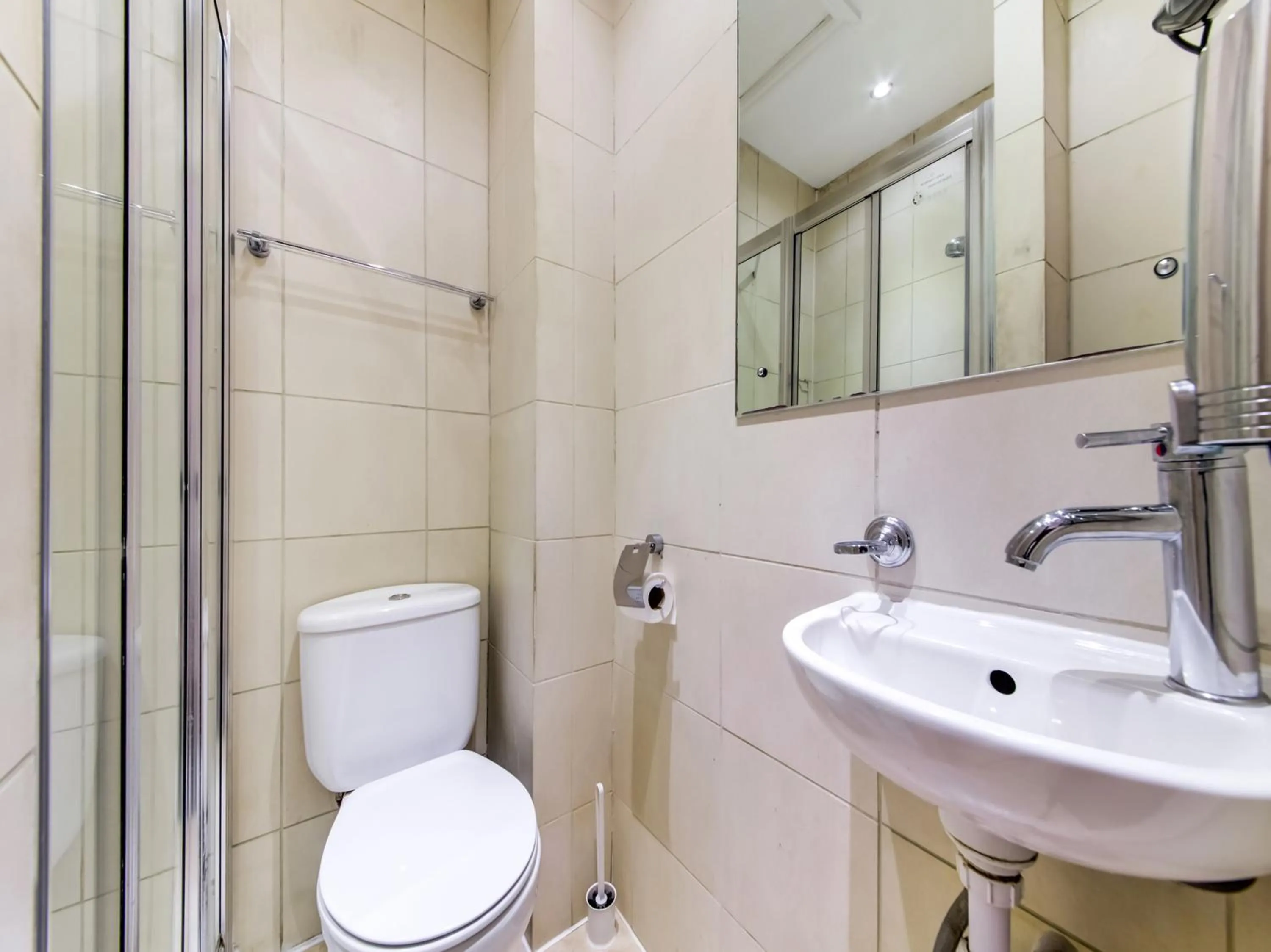 Bathroom in OYO Grantly Hotel