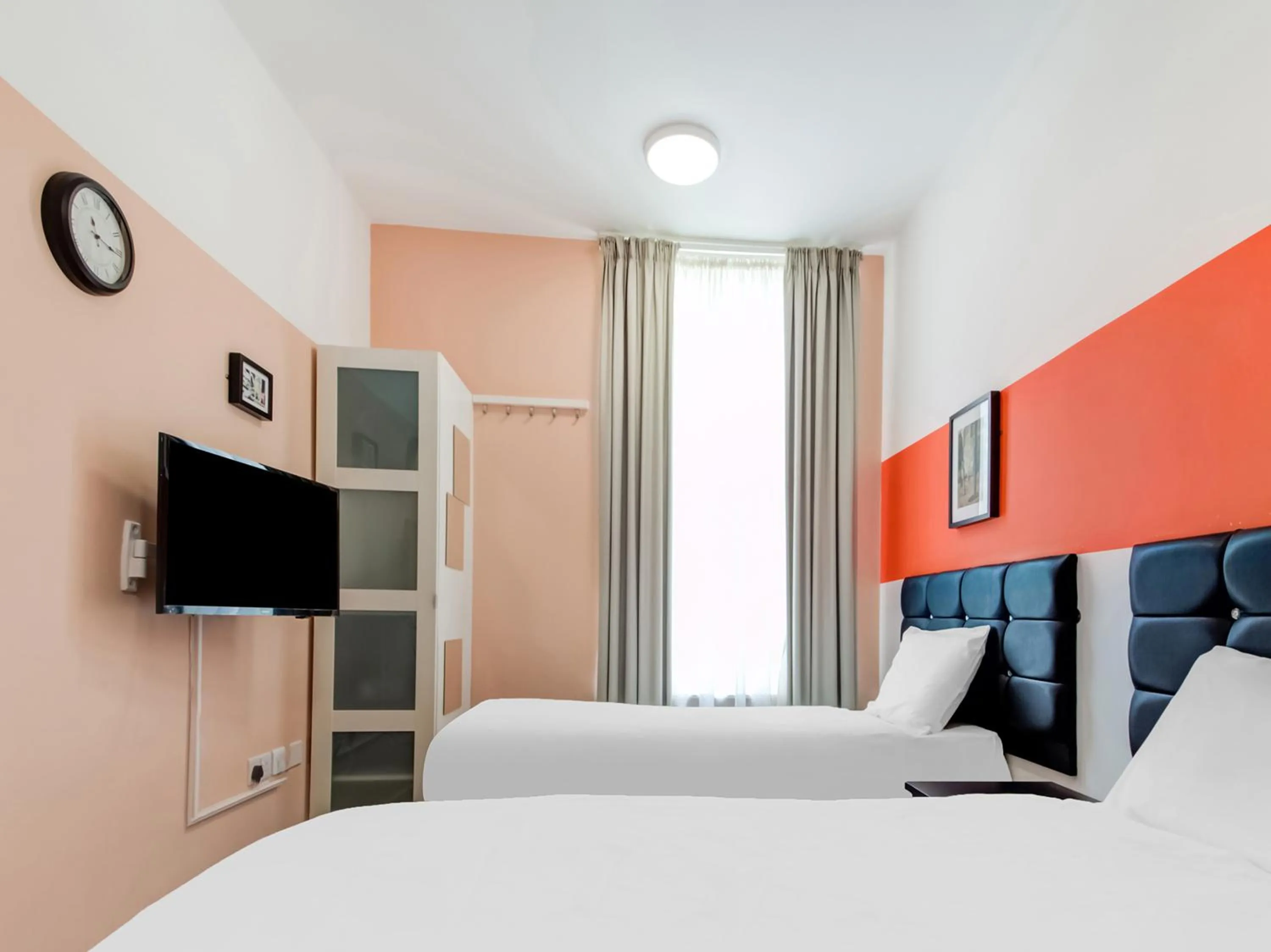 Bedroom, TV/Entertainment Center in OYO Grantly Hotel