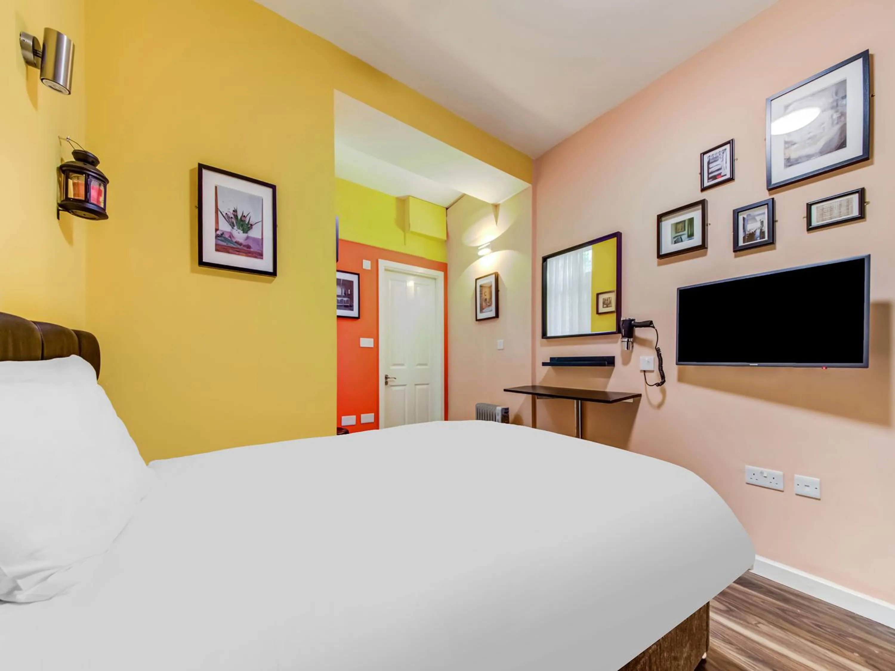 Bedroom, TV/Entertainment Center in OYO Grantly Hotel