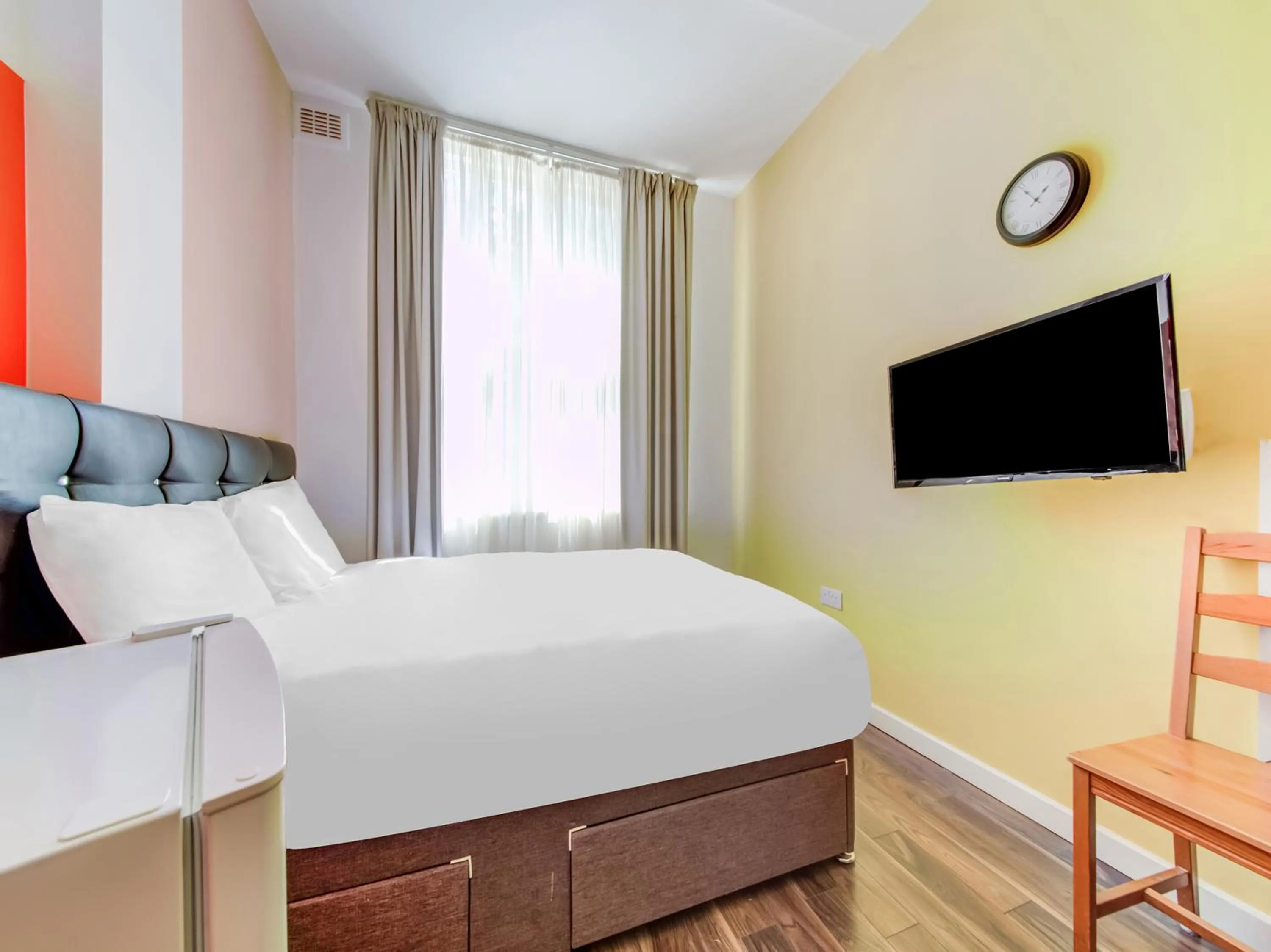 Bedroom, TV/Entertainment Center in OYO Grantly Hotel