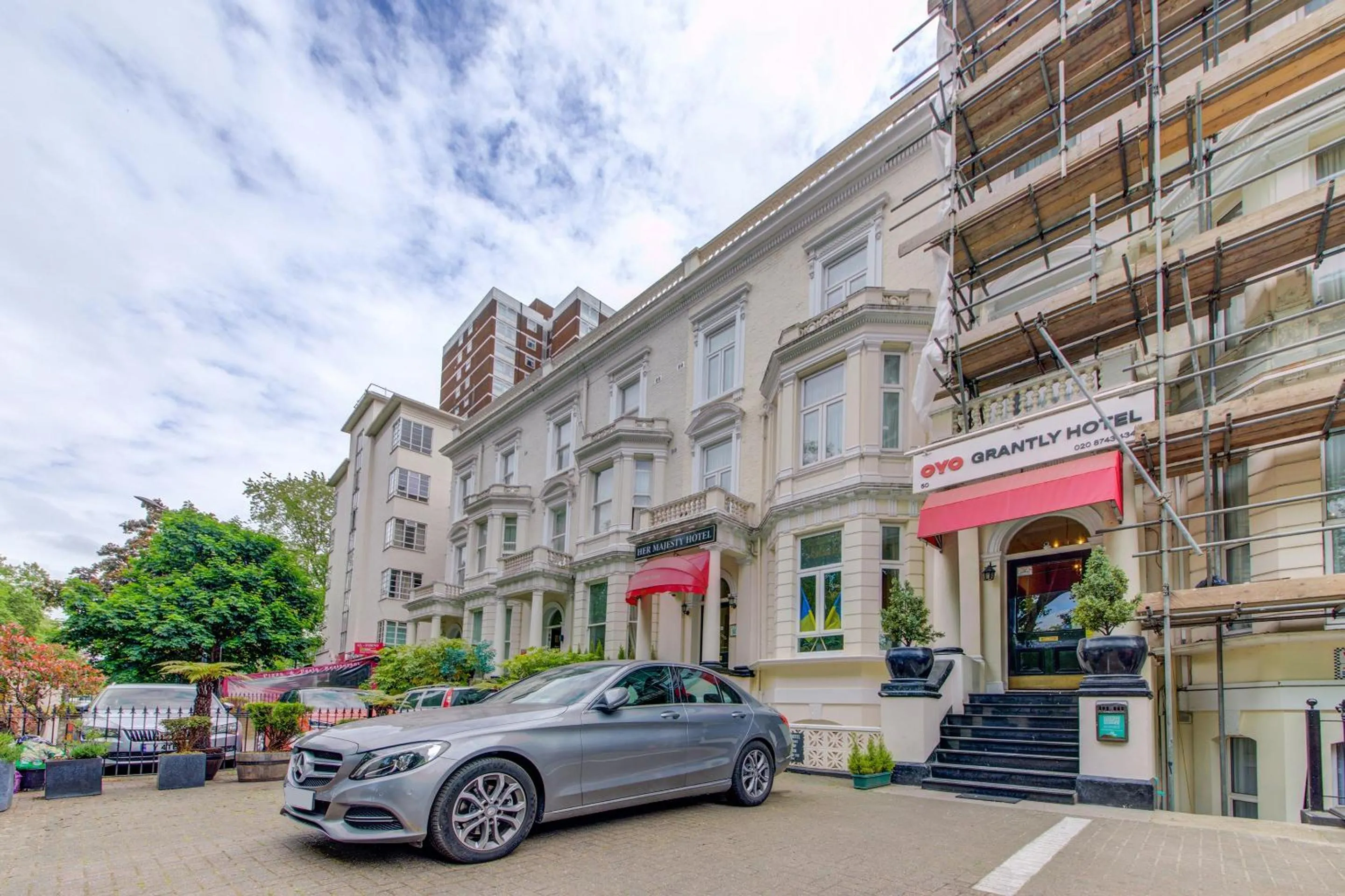 Property Building in OYO Grantly Hotel