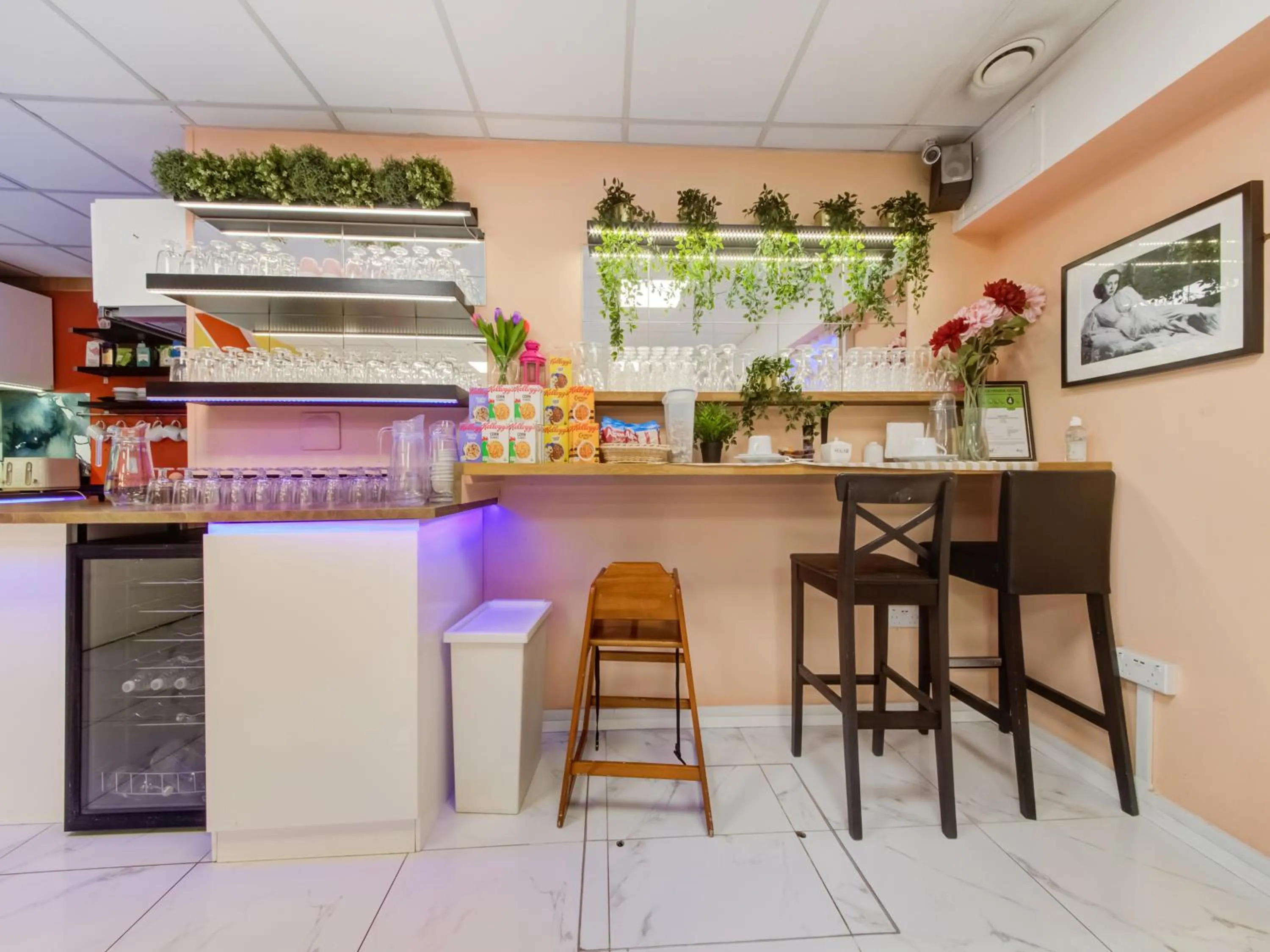 Restaurant/places to eat in OYO Grantly Hotel