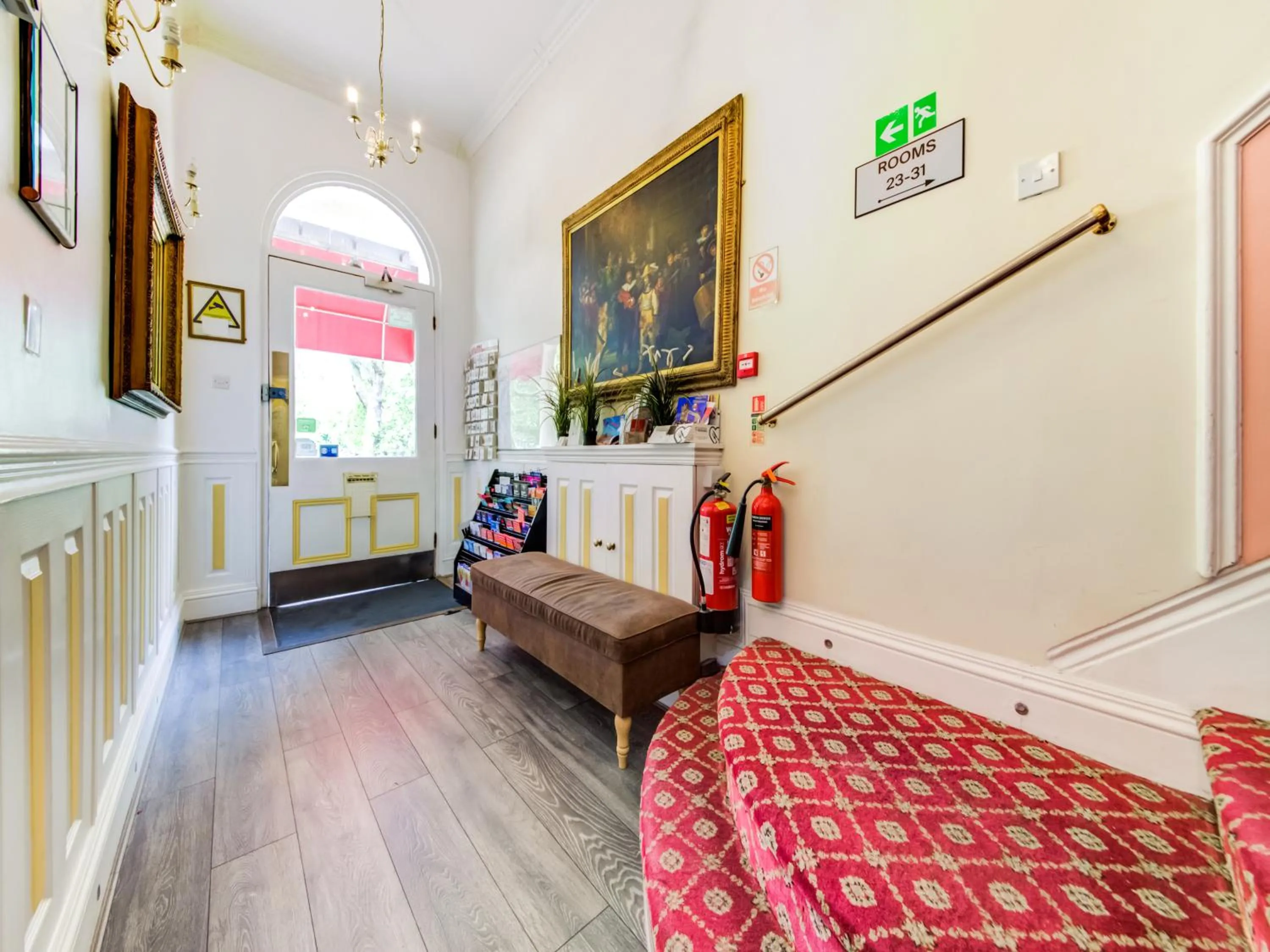 Lobby or reception, Seating Area in OYO Grantly Hotel