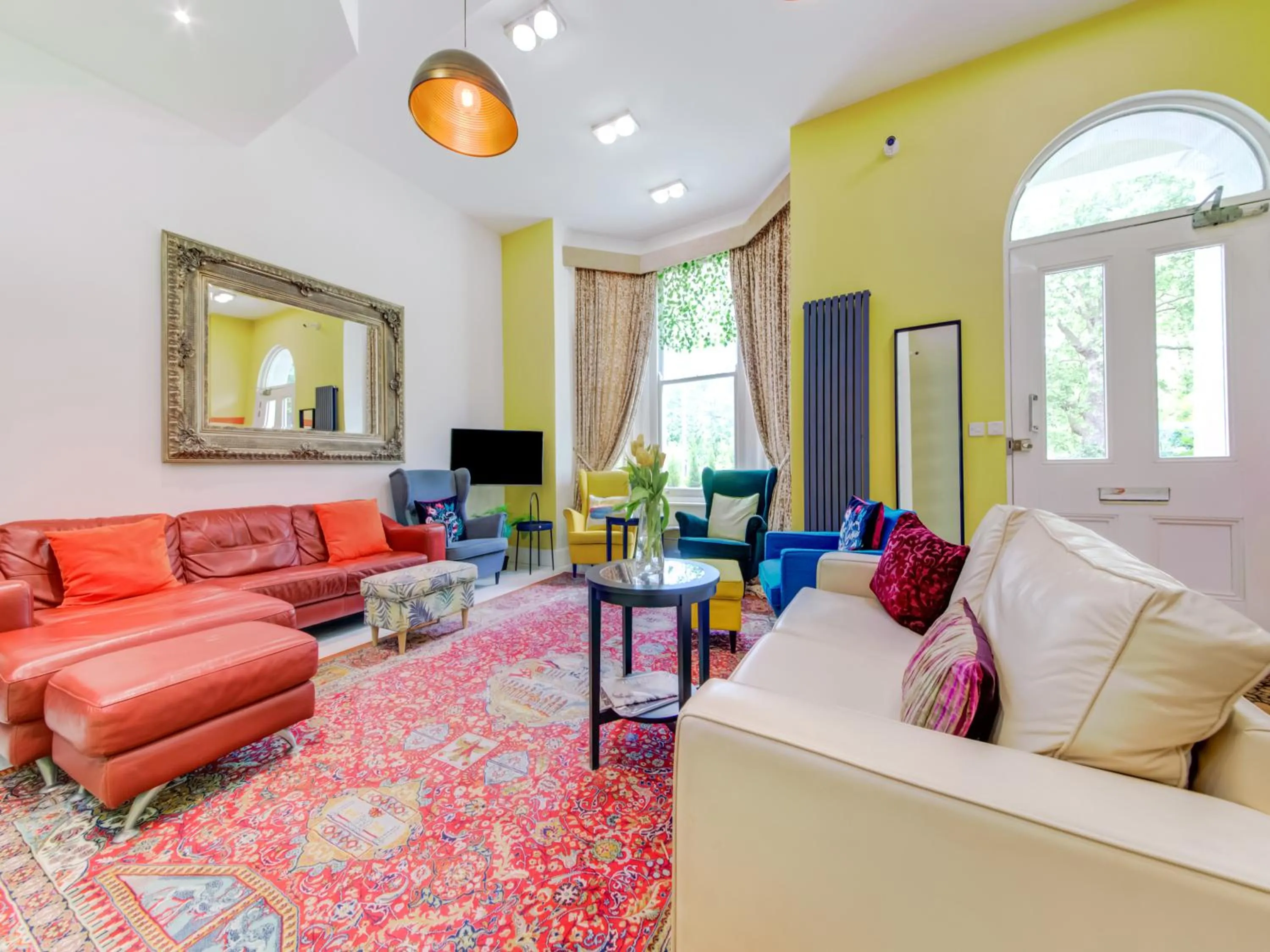 Lounge or bar, Seating Area in OYO Grantly Hotel