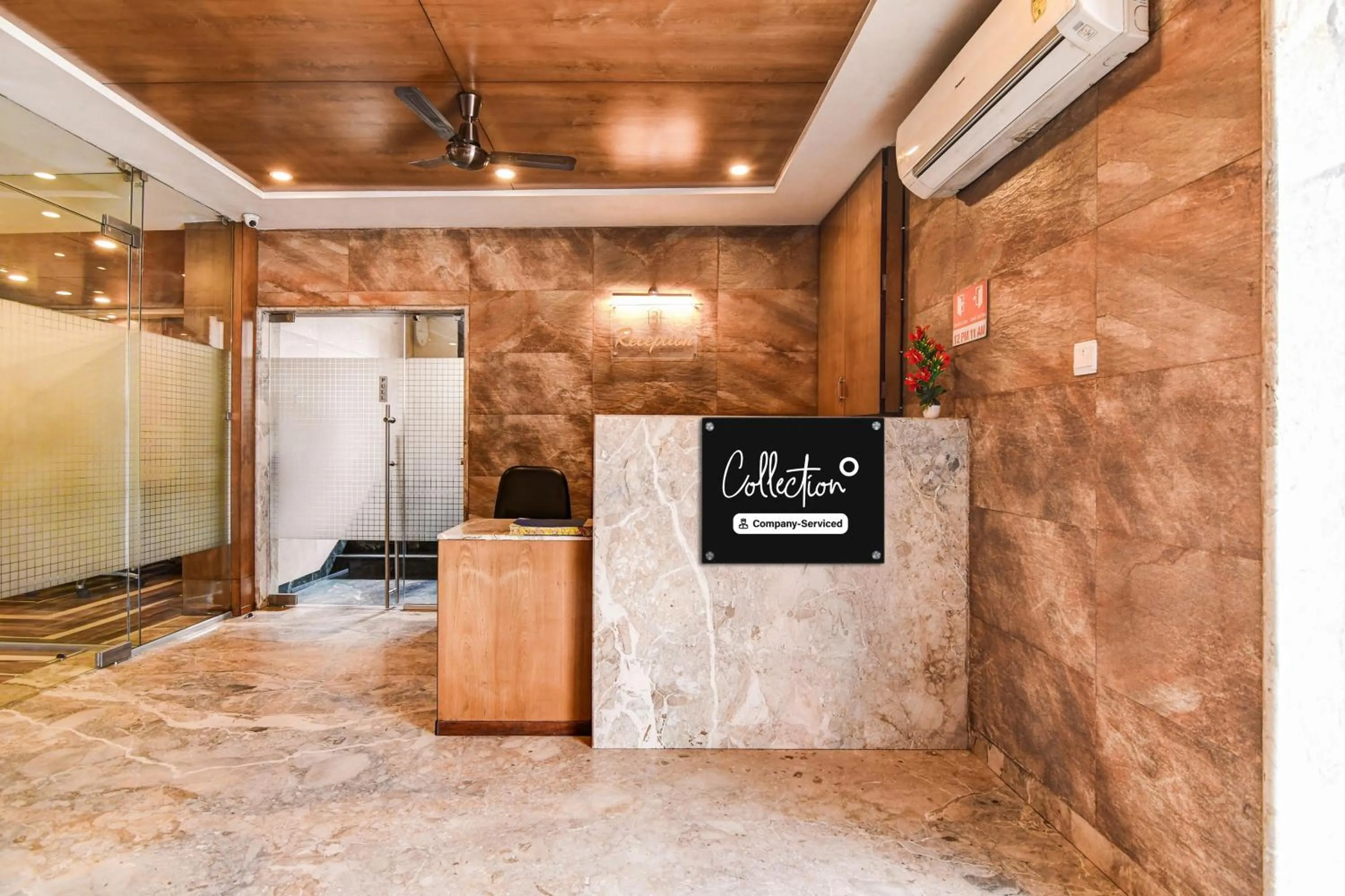 Lobby or reception in Super Collection O Belgacihia Near Kolkata Railway Station