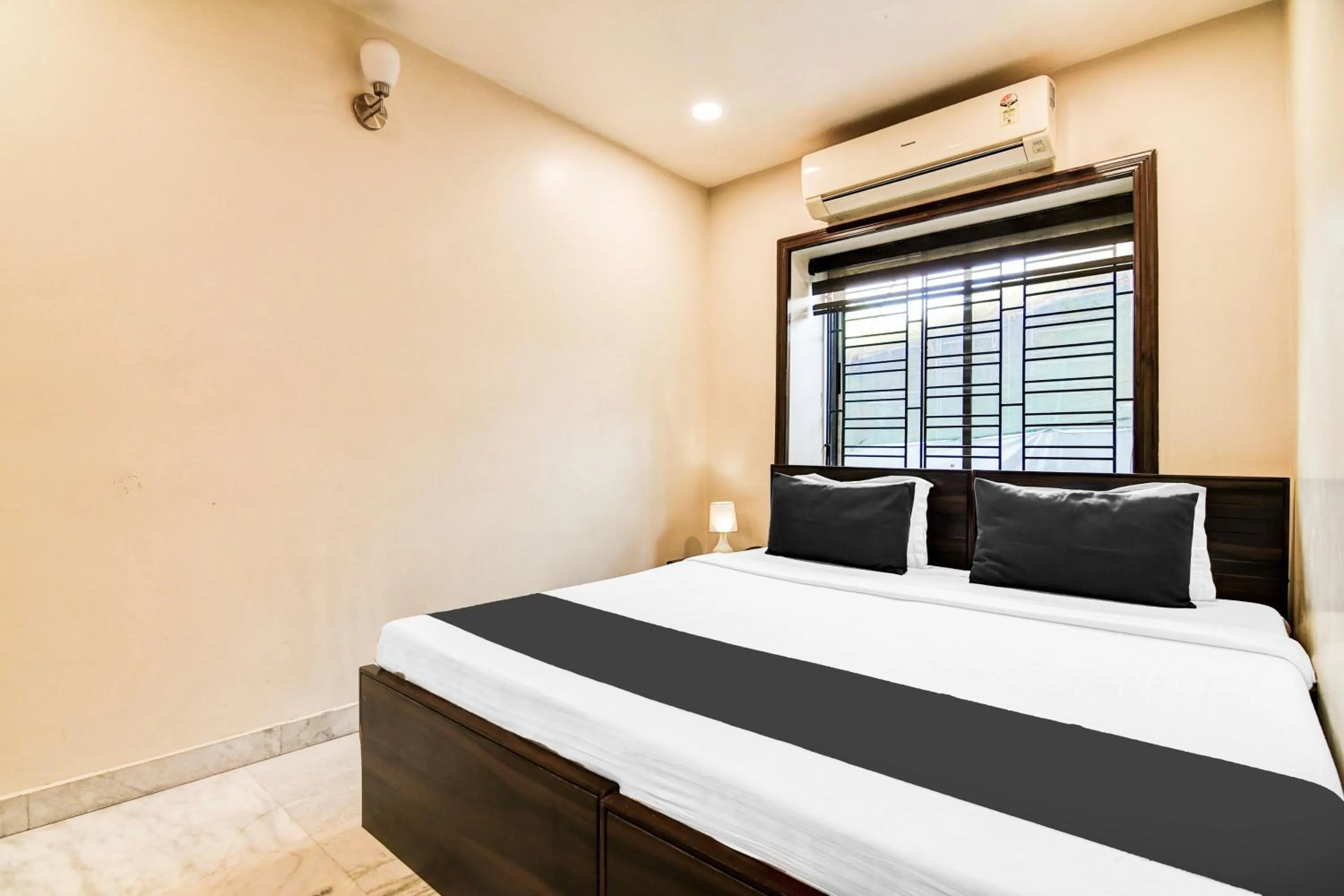 Bedroom, Bed in Super Collection O Belgacihia Near Kolkata Railway Station