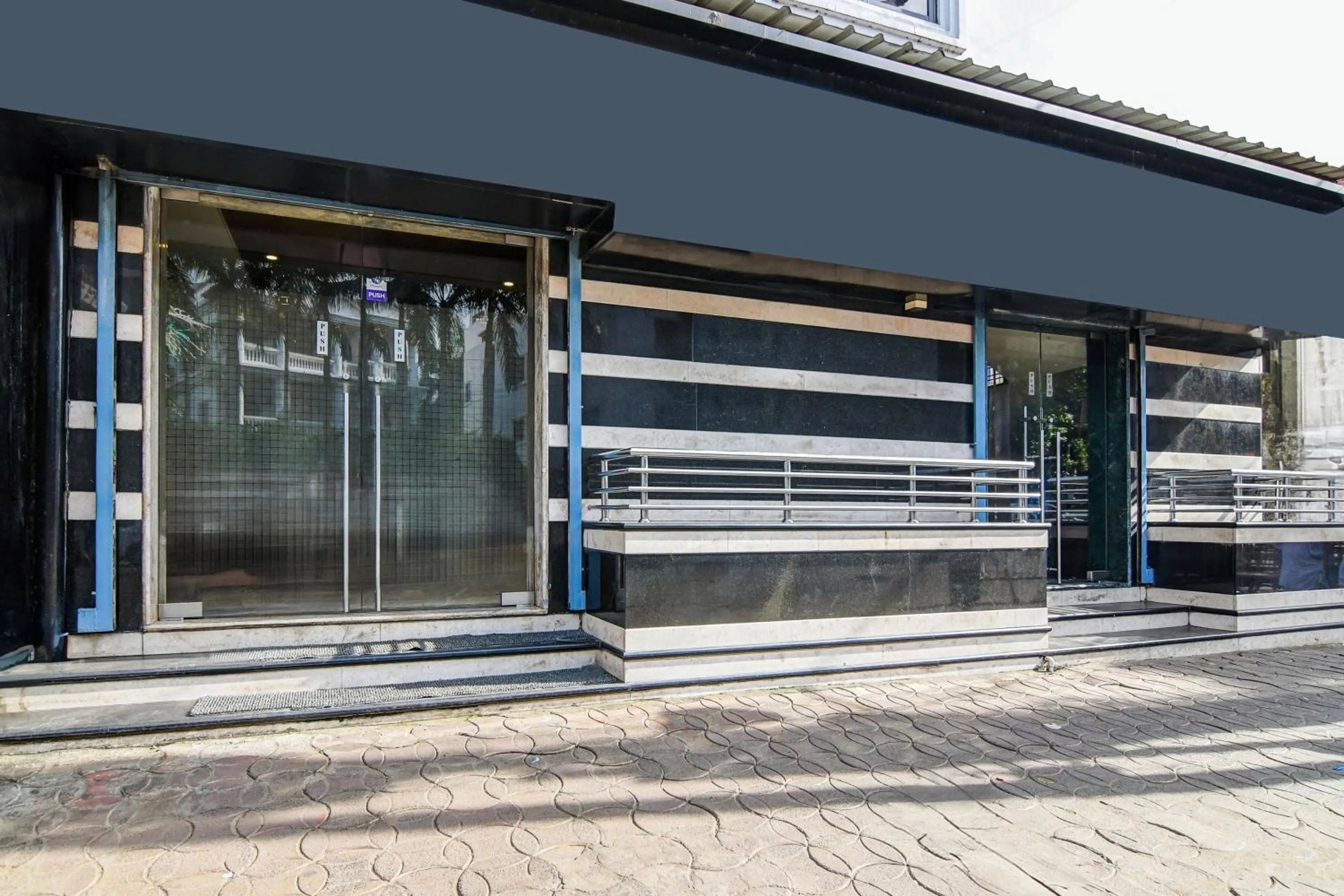 Facade/entrance in Super Collection O Belgacihia Near Kolkata Railway Station