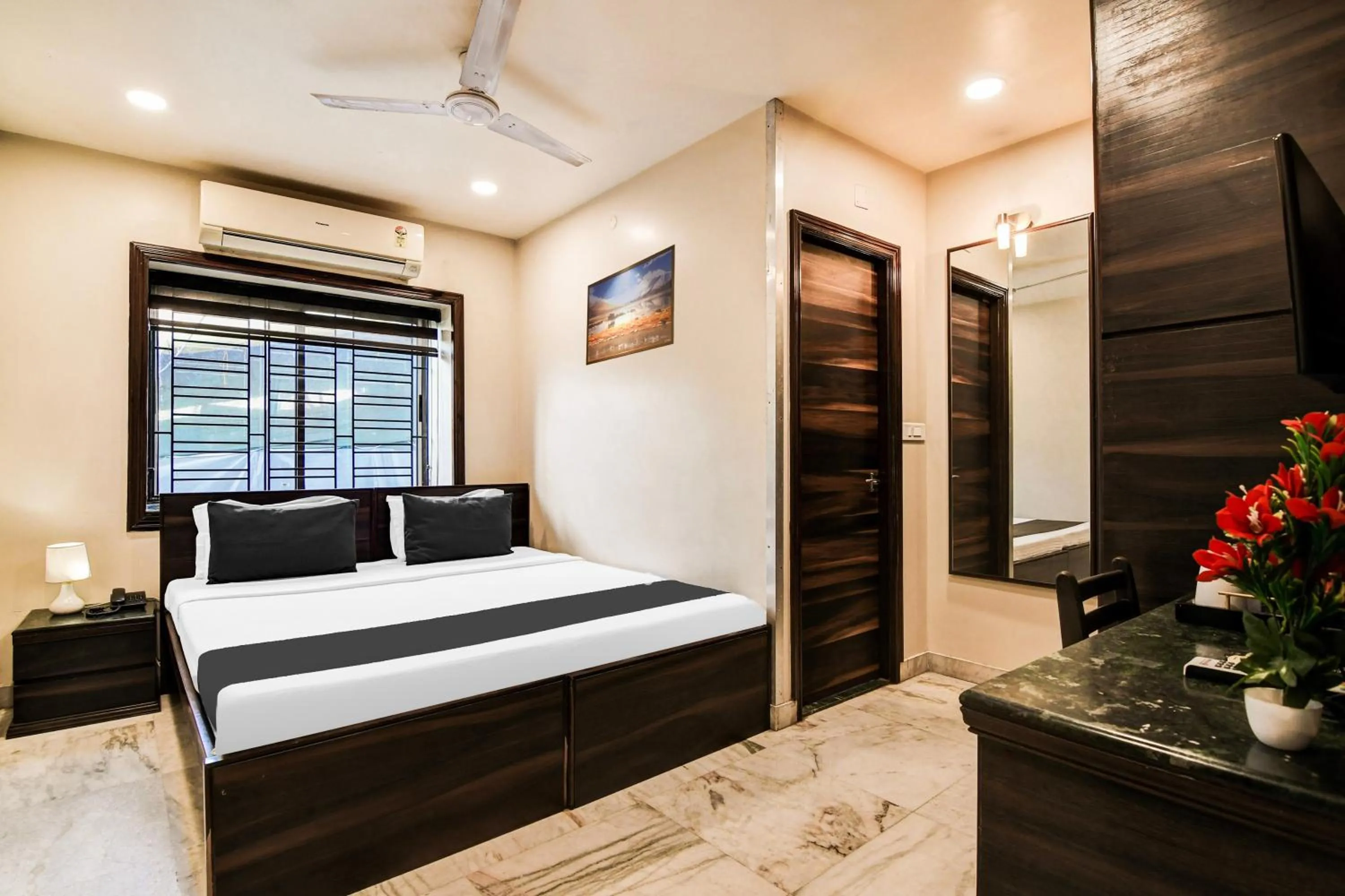 Bedroom, Bed in Super Collection O Belgacihia Near Kolkata Railway Station