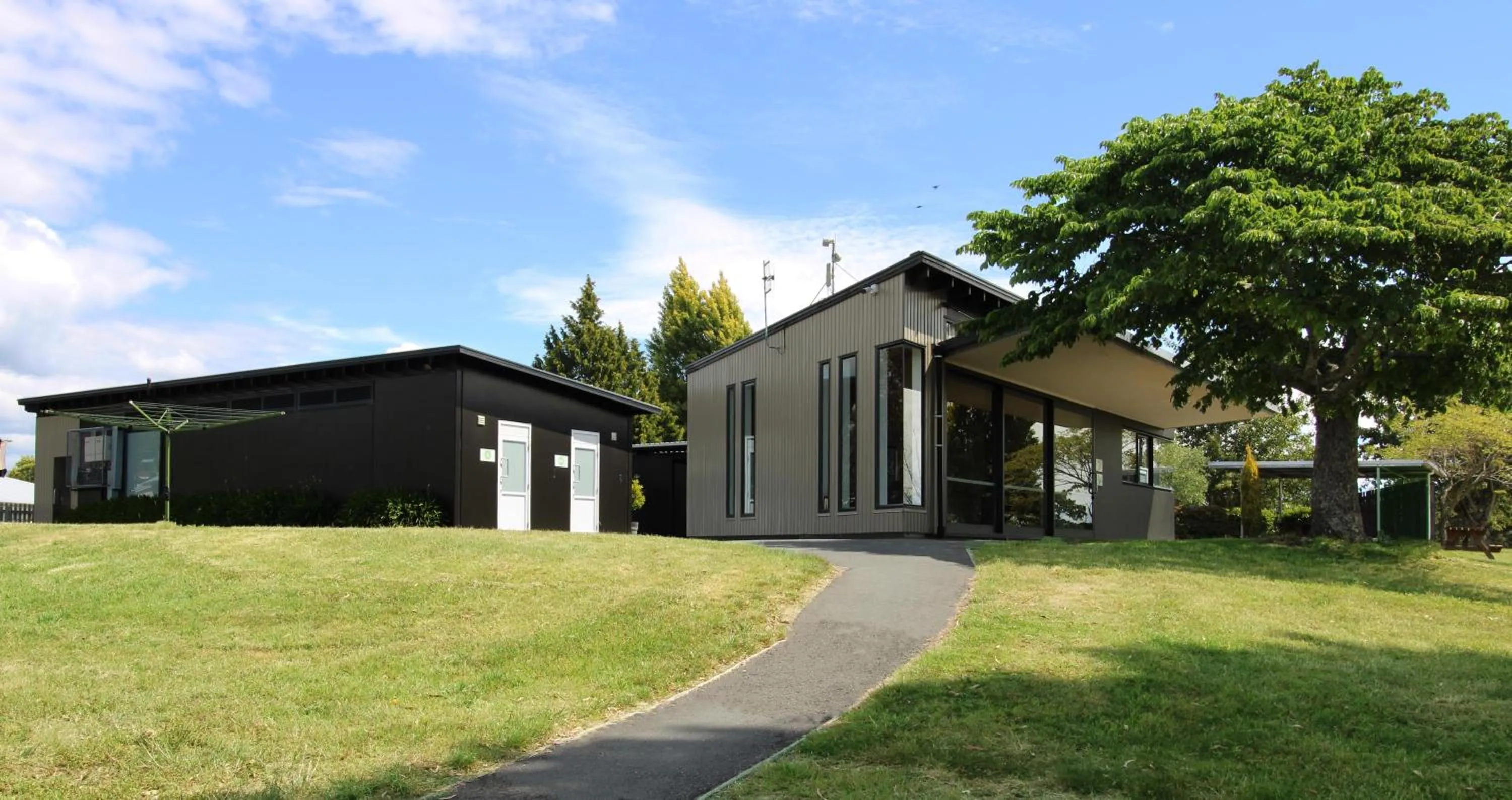 Shower in Tāhuna Beach Holiday Park