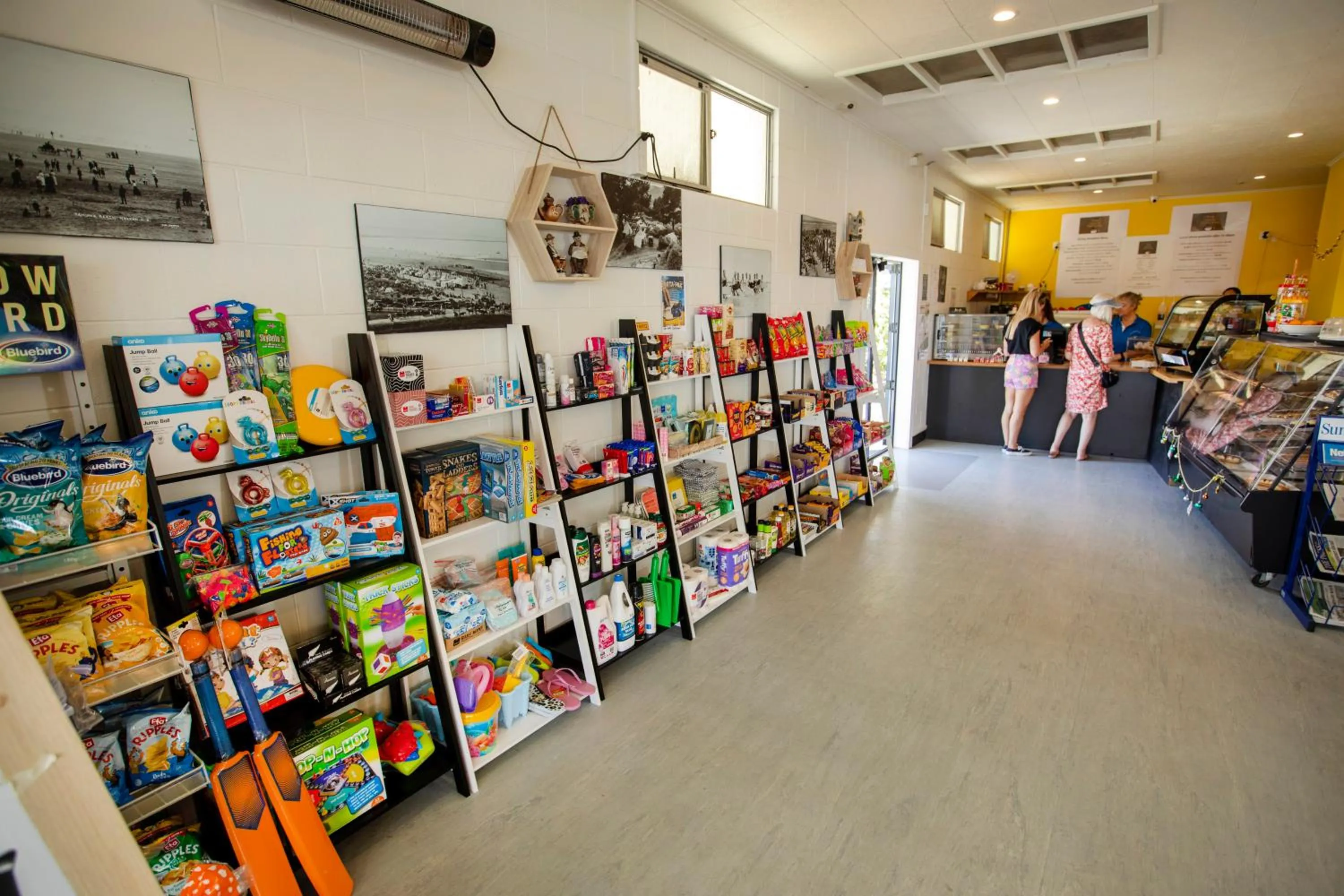 Restaurant/places to eat in Tāhuna Beach Holiday Park