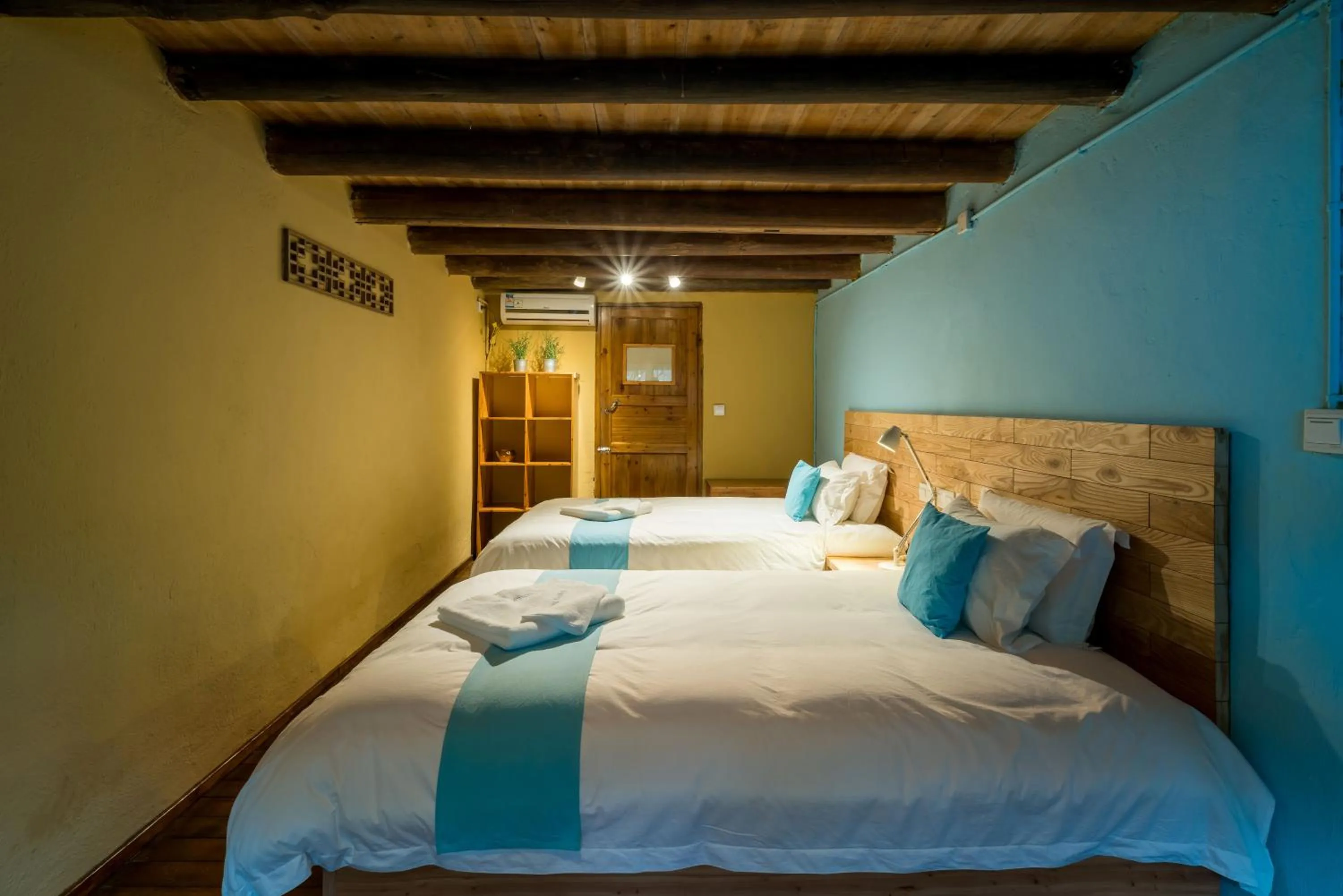 Photo of the whole room, Bed in The Giggling Tree