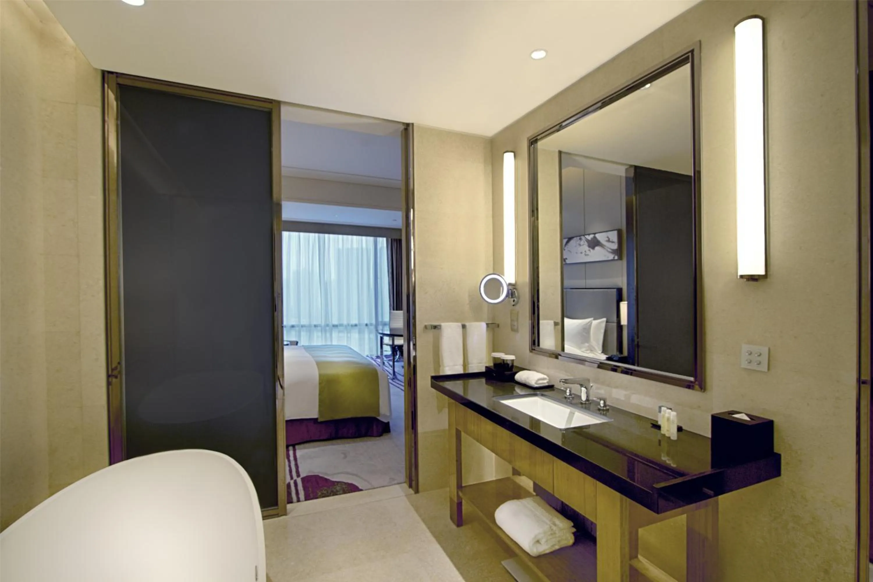 Bathroom, Bed in DoubleTree by Hilton Heyuan