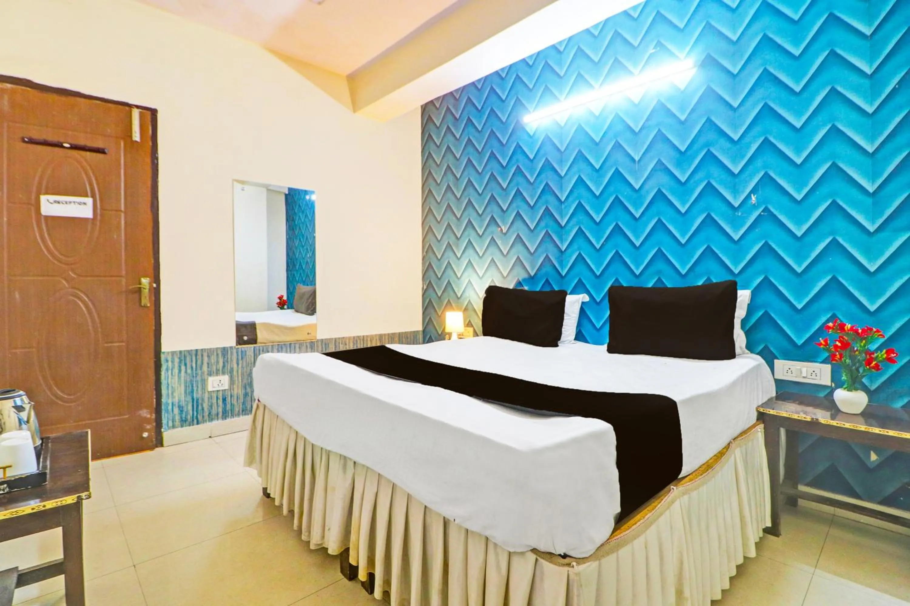 Facade/entrance, Bed in Super Hotel O Honey Inn