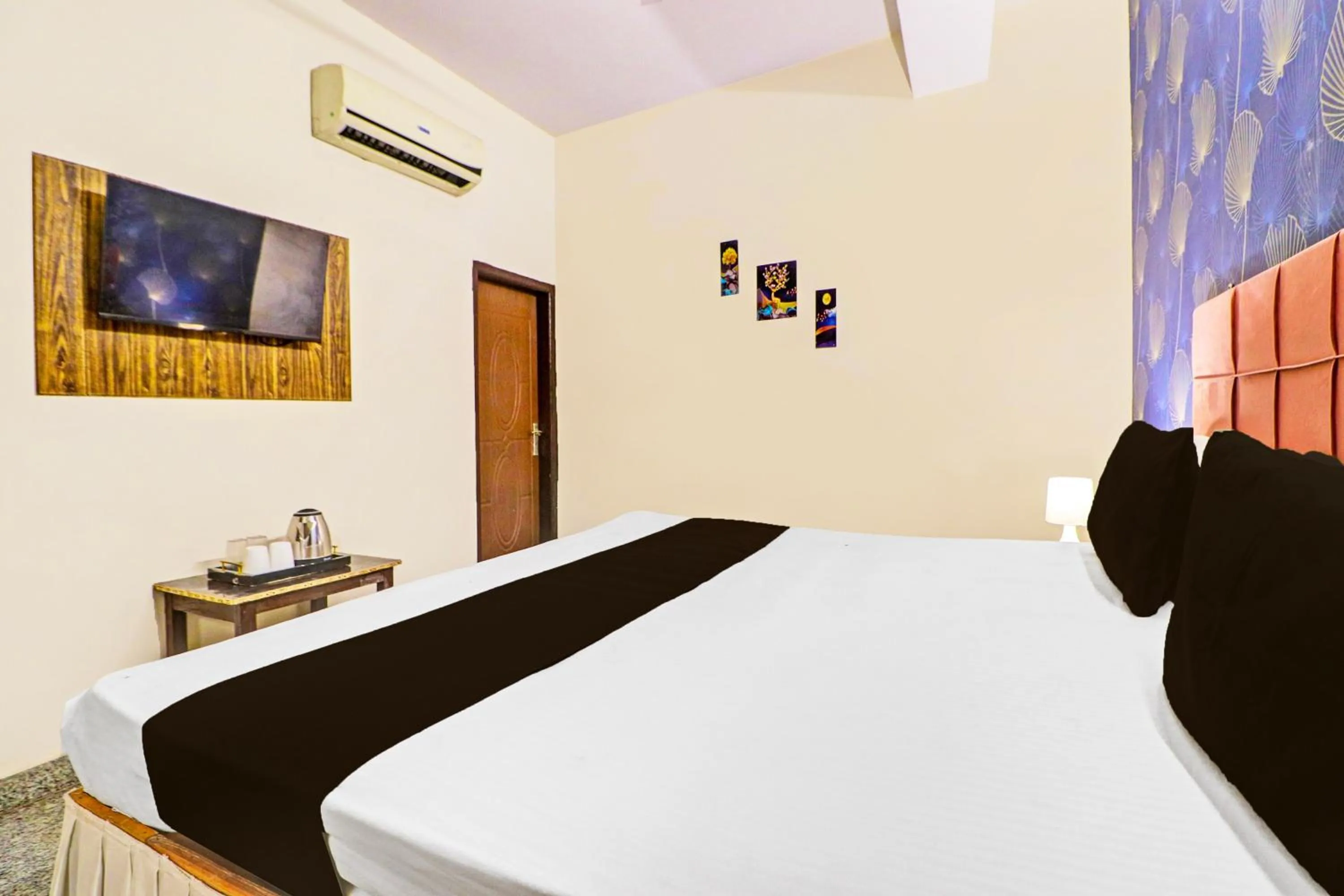 Bathroom, Bed in Super Hotel O Honey Inn