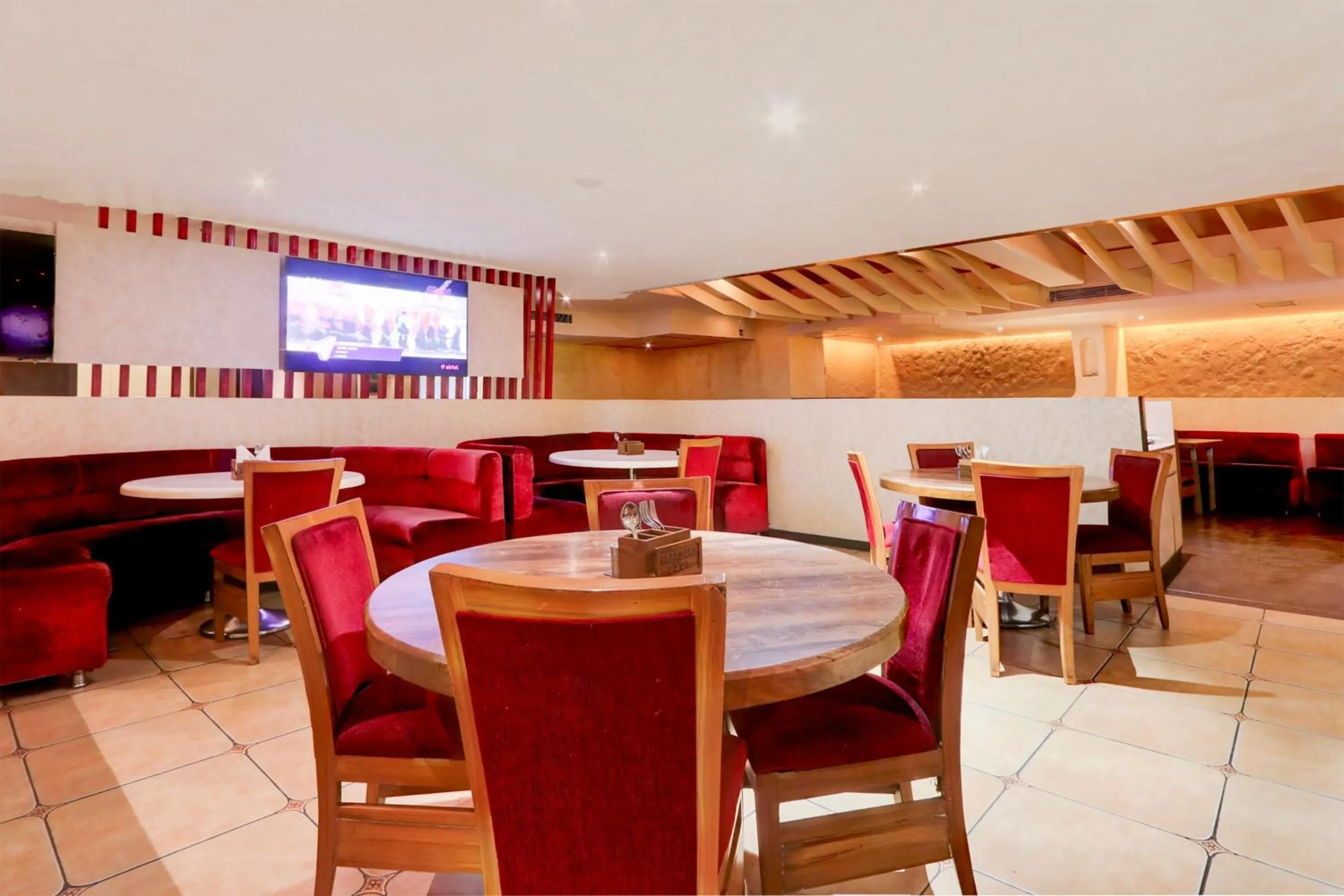 Restaurant/places to eat in Super Townhouse Lotus Grand