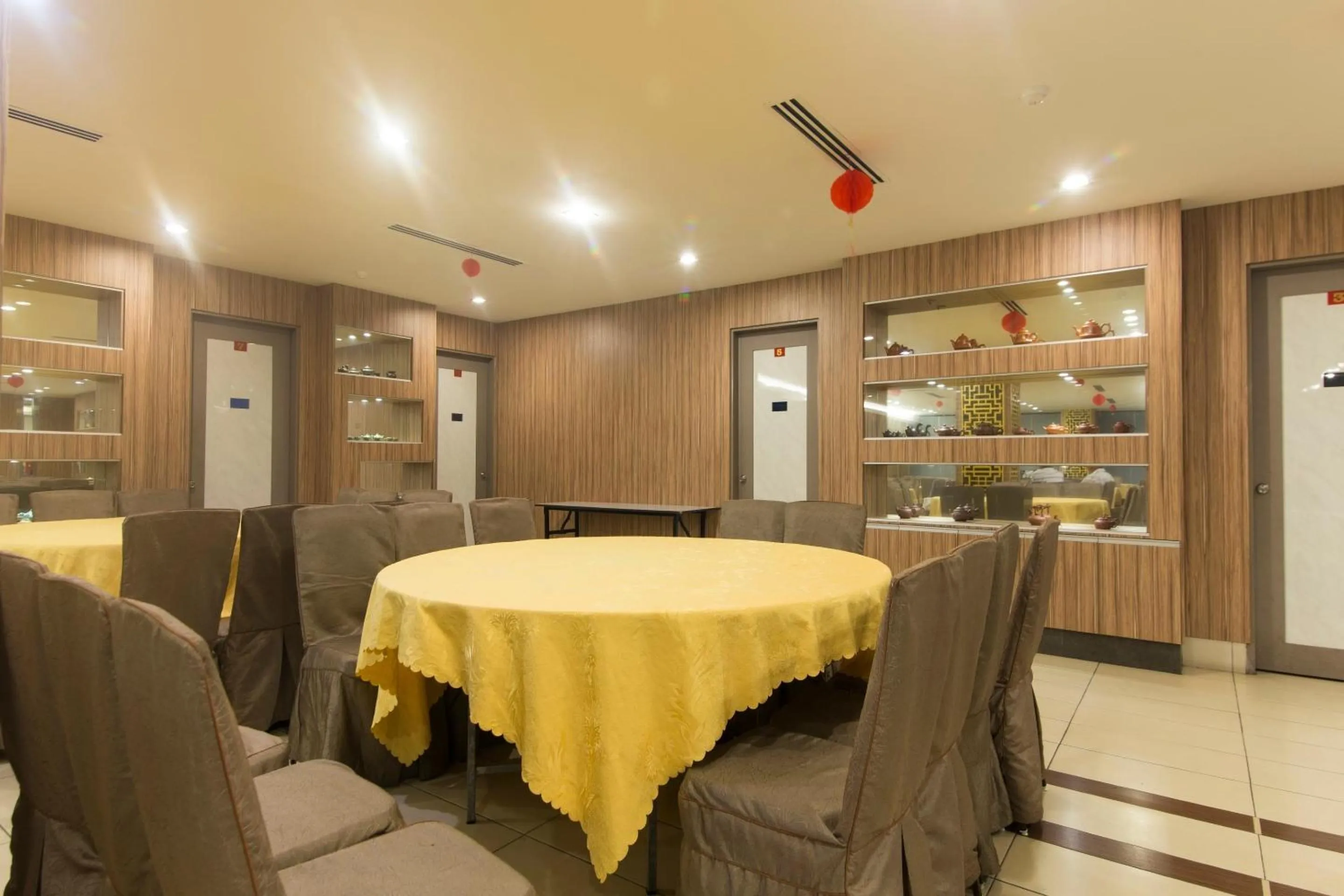 Restaurant/places to eat in Hotel O Bei King