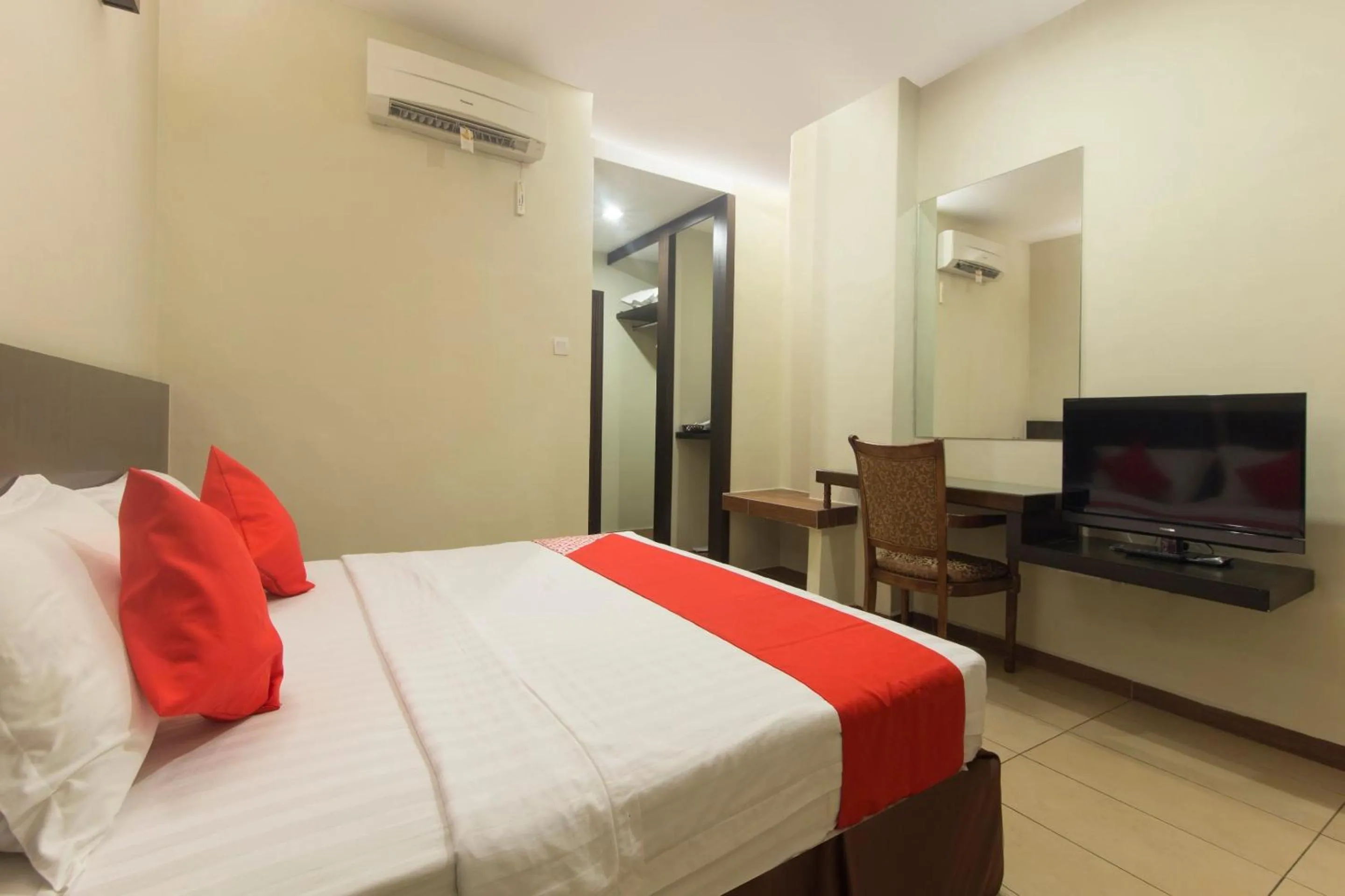 Bedroom, Bed in Hotel O Bei King