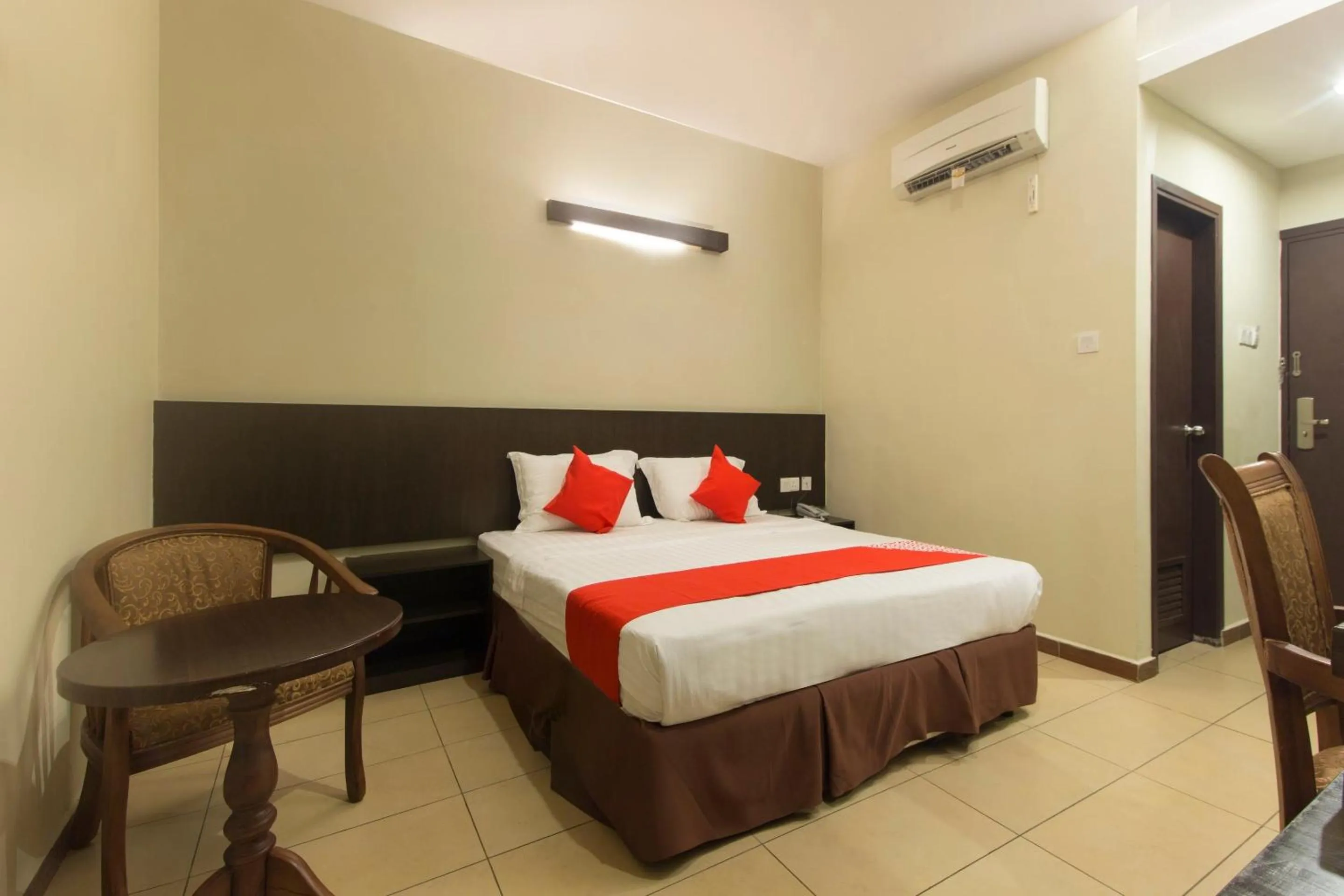 Bedroom, Bed in Hotel O Bei King