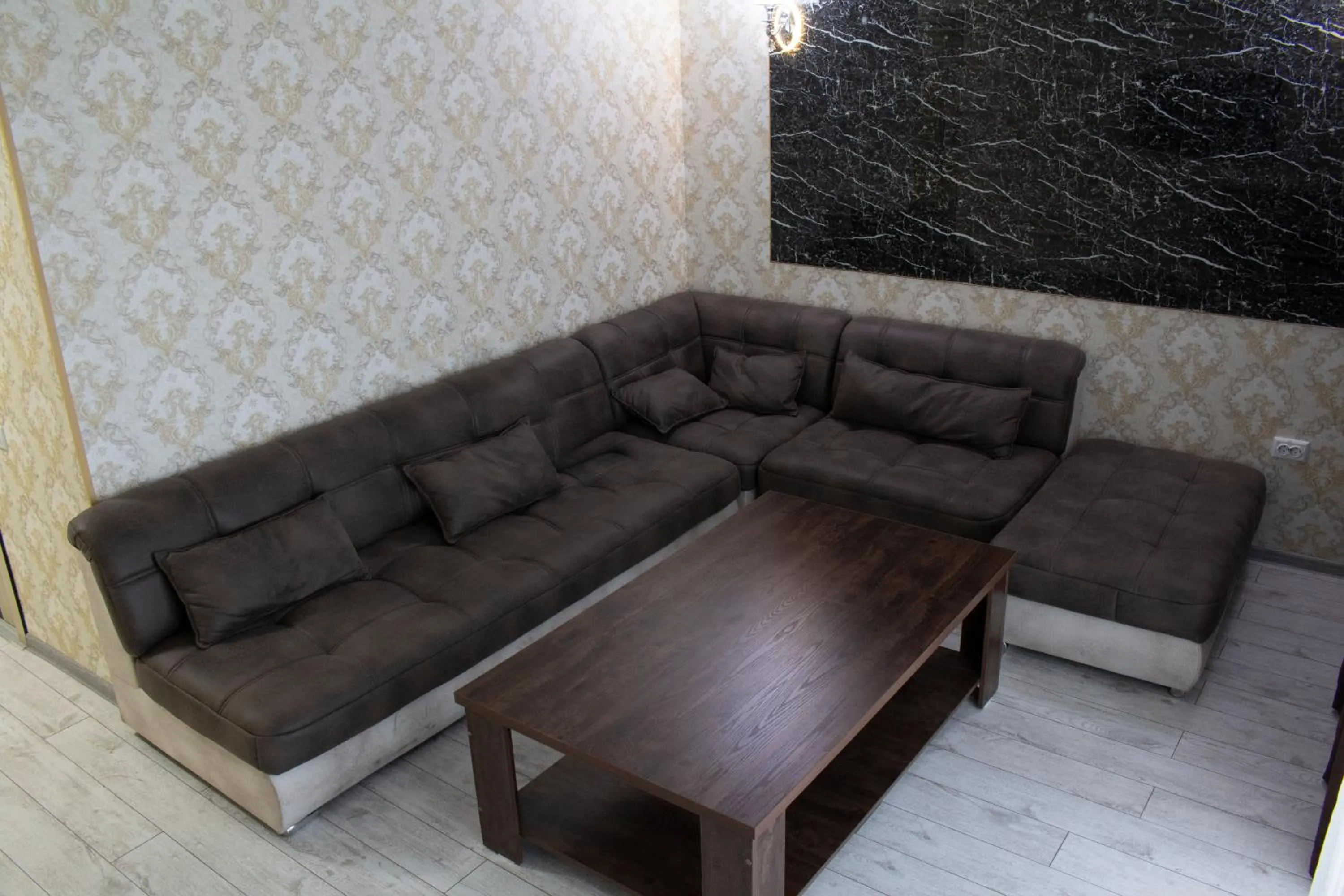 Living room in Artist Regency Hotel