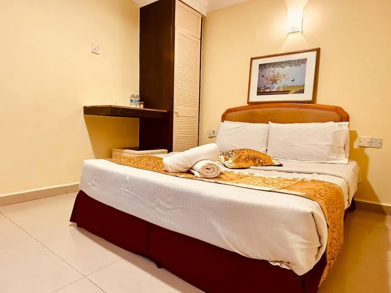 Budget Double Room in Carlton Hotel Seremban - Next to Terminal Bus Station Budget Double Room in Carlton Hotel Seremban - Next to Terminal Bus Station