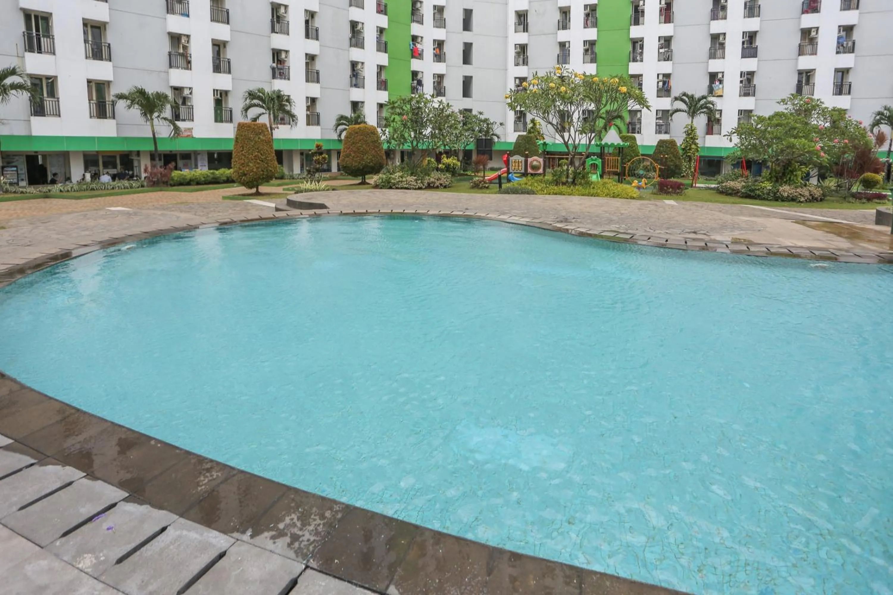 Swimming pool in Hotel O Ciputat Near Apartment Green Lake View Ciputat