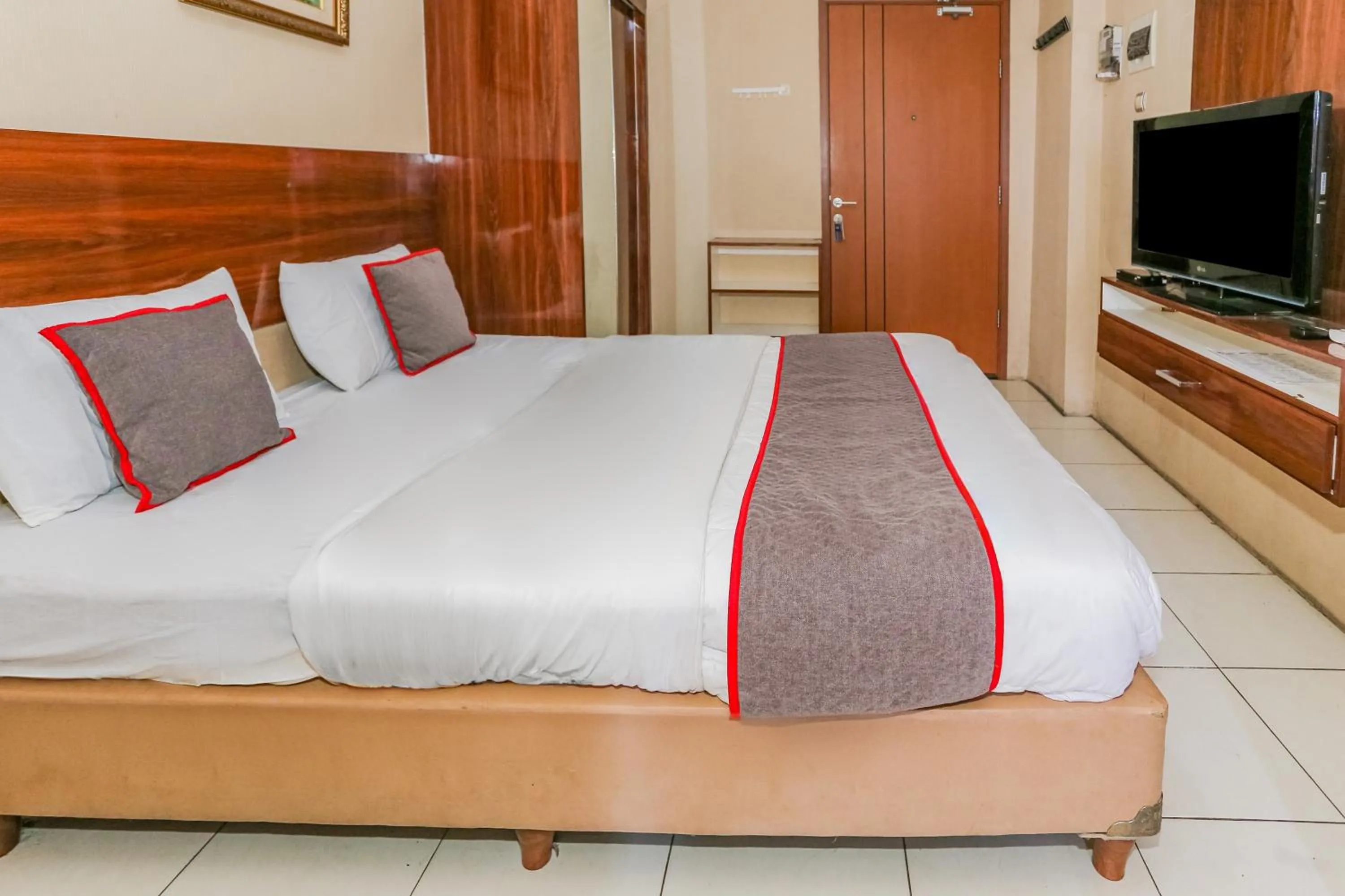 Bedroom, Bed in Hotel O Ciputat Near Apartment Green Lake View Ciputat