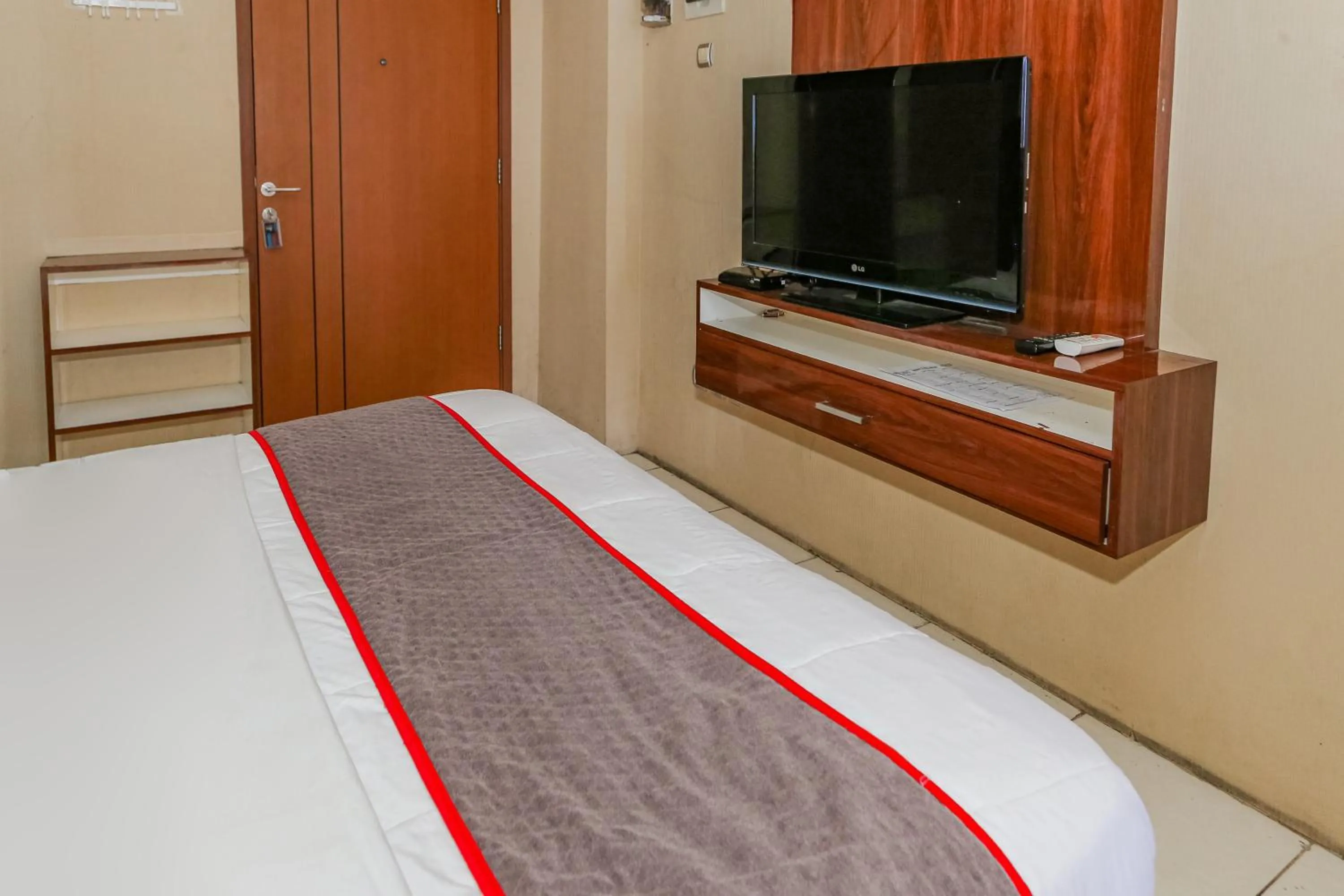 Bedroom, Bed in Hotel O Ciputat Near Apartment Green Lake View Ciputat