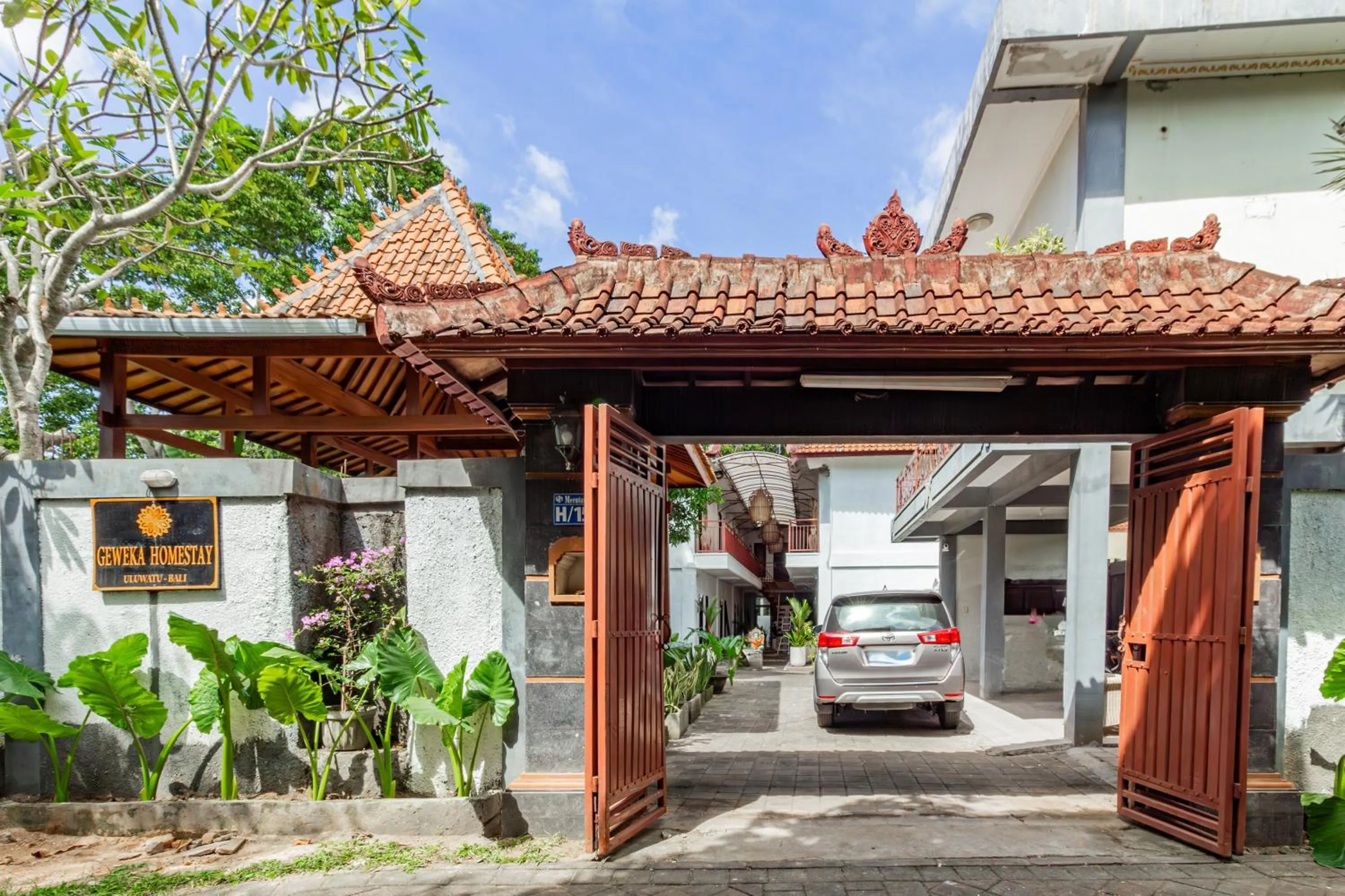 Facade/entrance in Capital O 93944 Geweka Homestay