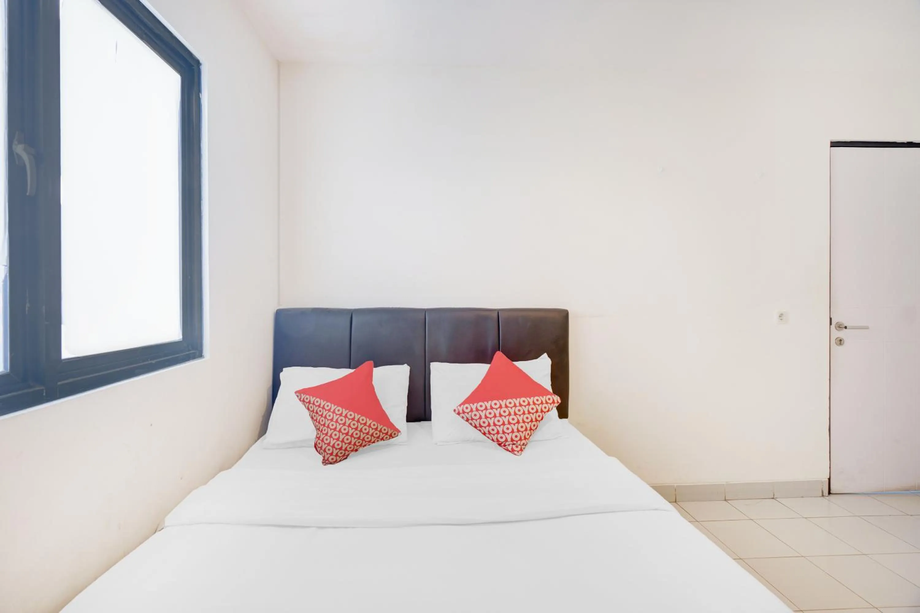 Photo of the whole room, Bed in Hotel O J&B Smart Jatinegara