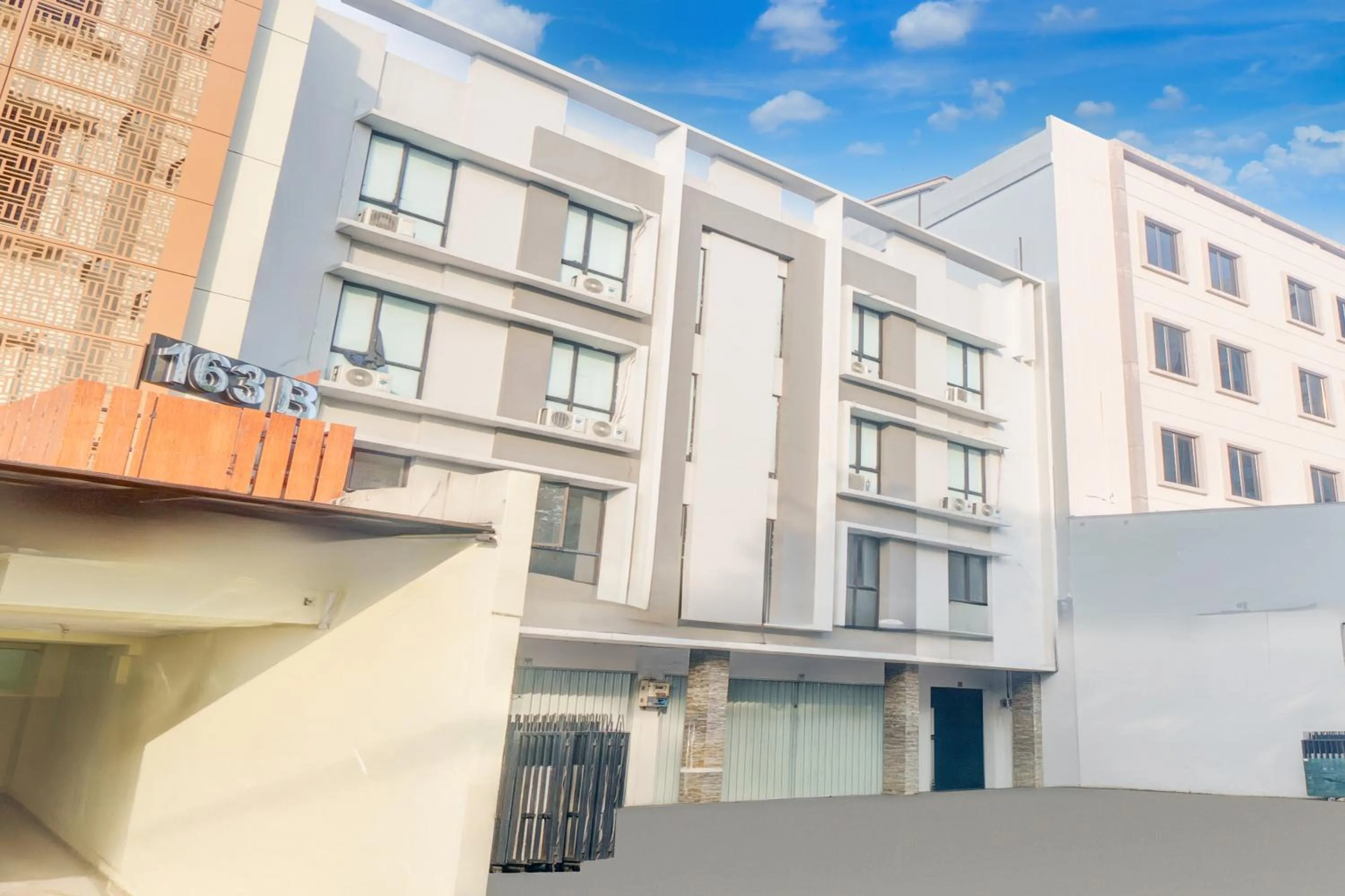 Property building in Hotel O J&B Smart Jatinegara