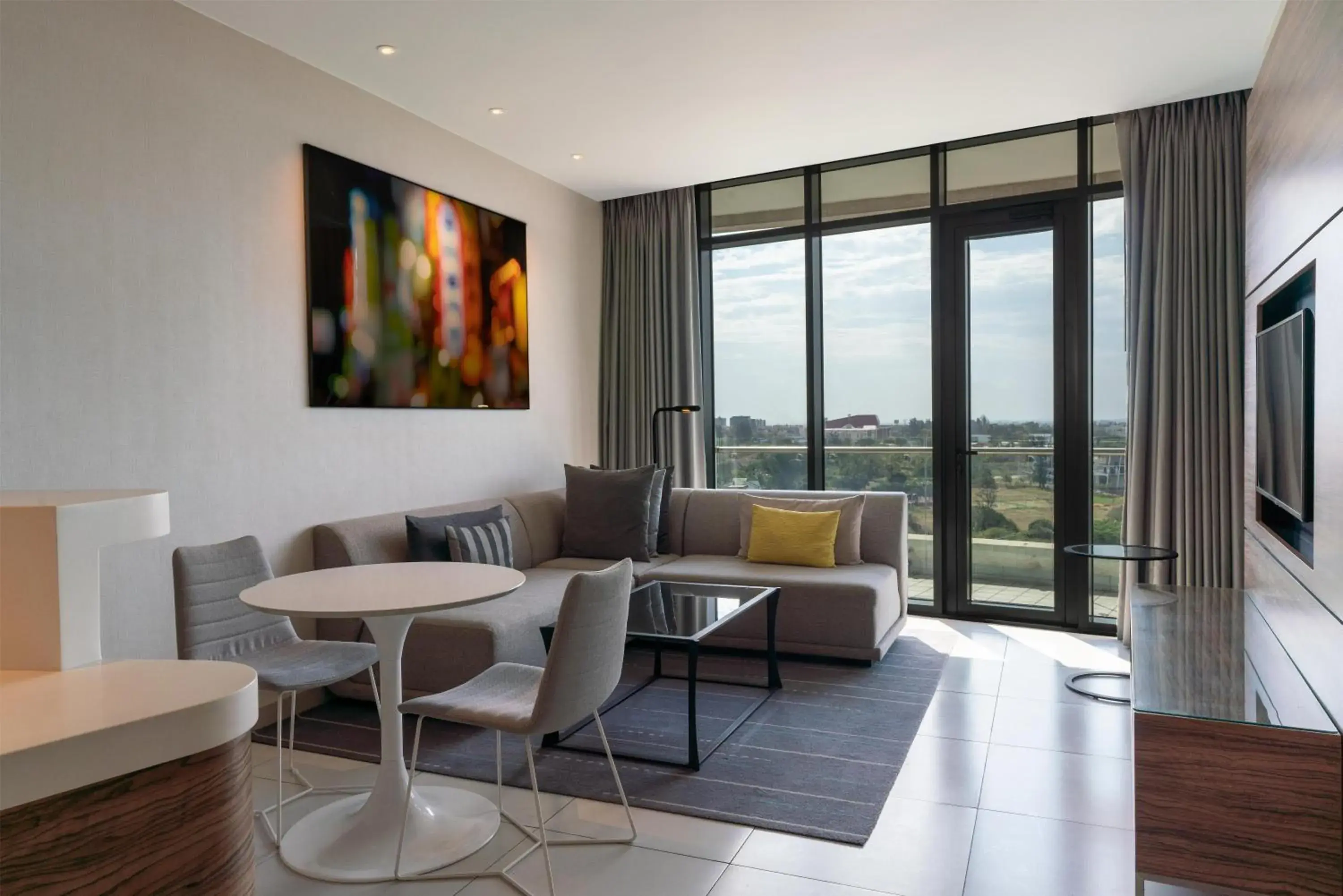 One-Bedroom Apartment with Balcony and City View in Radisson Blu Hotel & Residence Maputo One-Bedroom Apartment with Balcony and City View in Radisson Blu Hotel & Residence Maputo