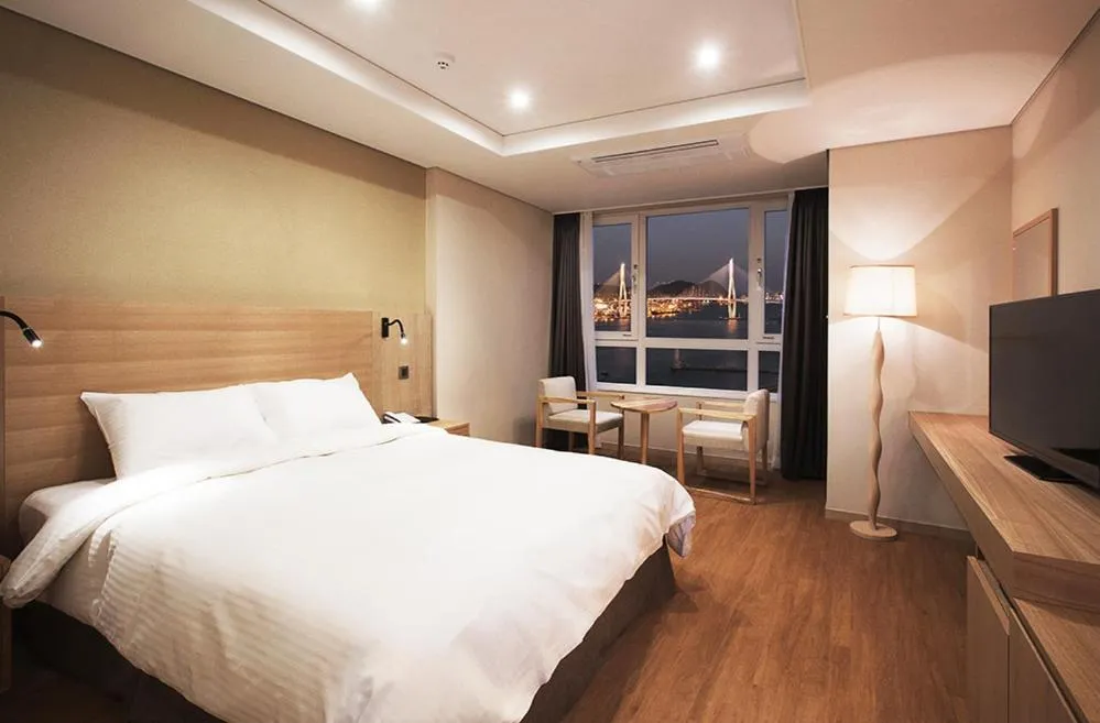 Bed in Crown Harbor Hotel Busan