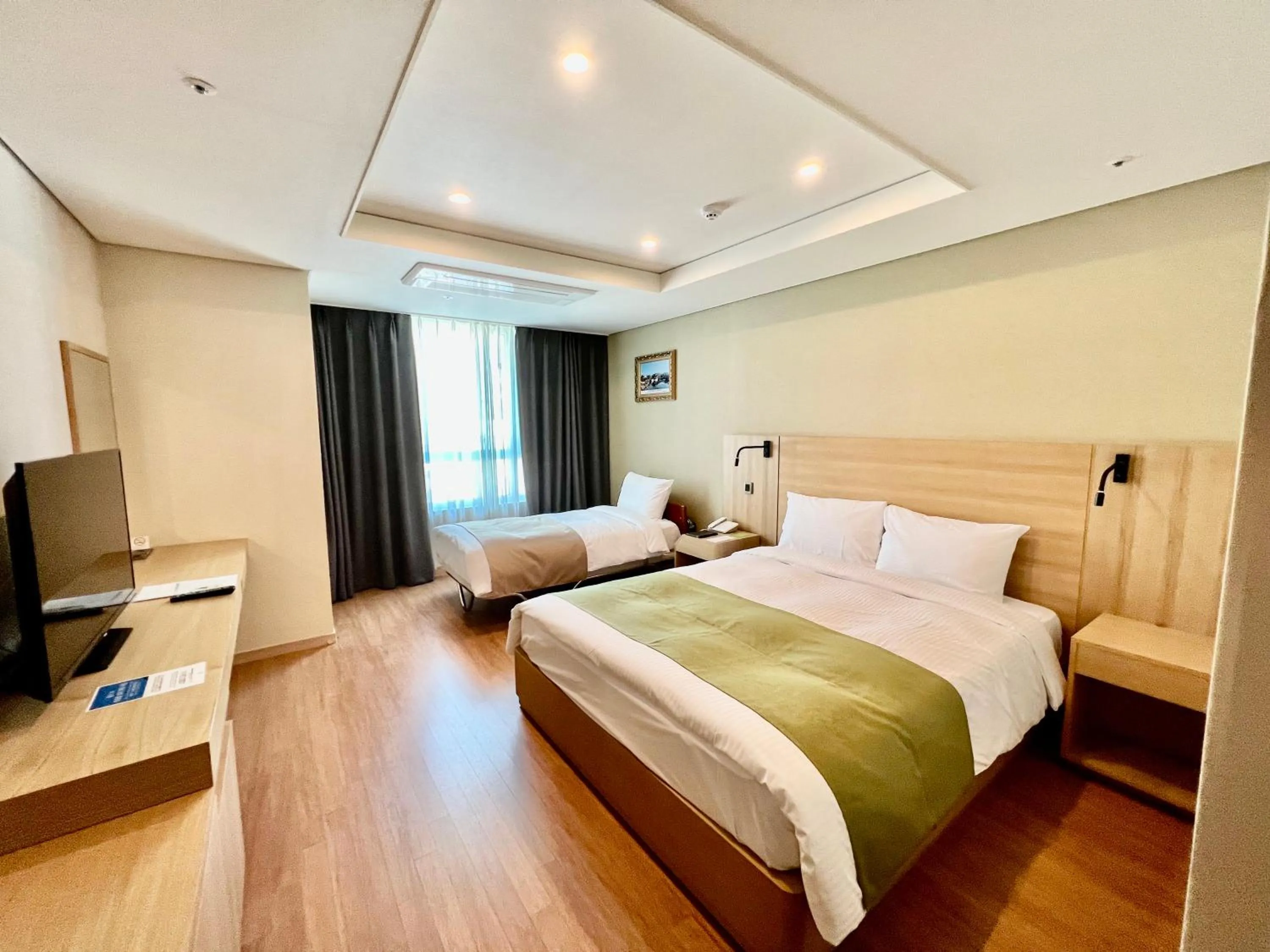 Bed in Crown Harbor Hotel Busan