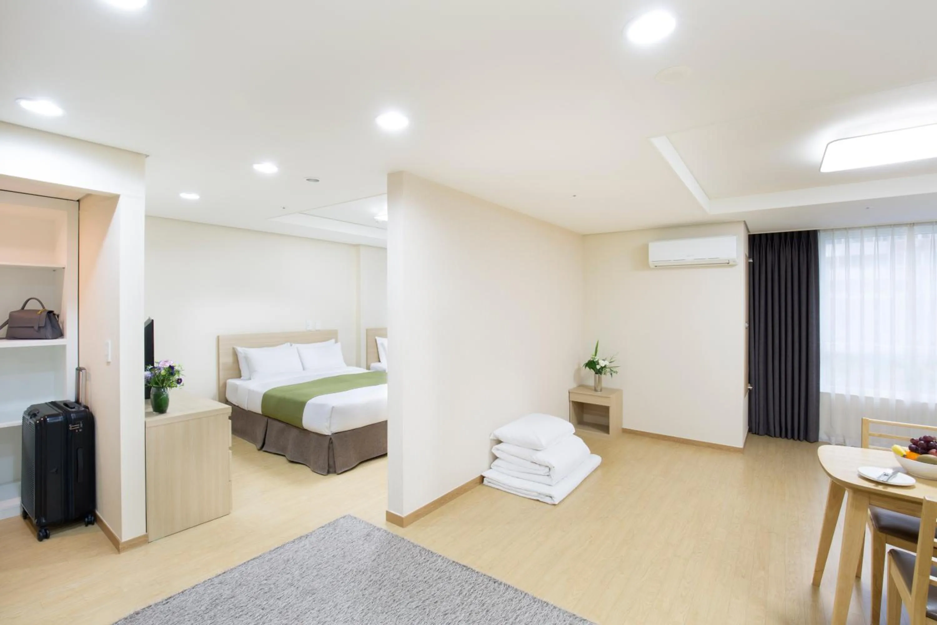 Living room, Bed in Crown Harbor Hotel Busan