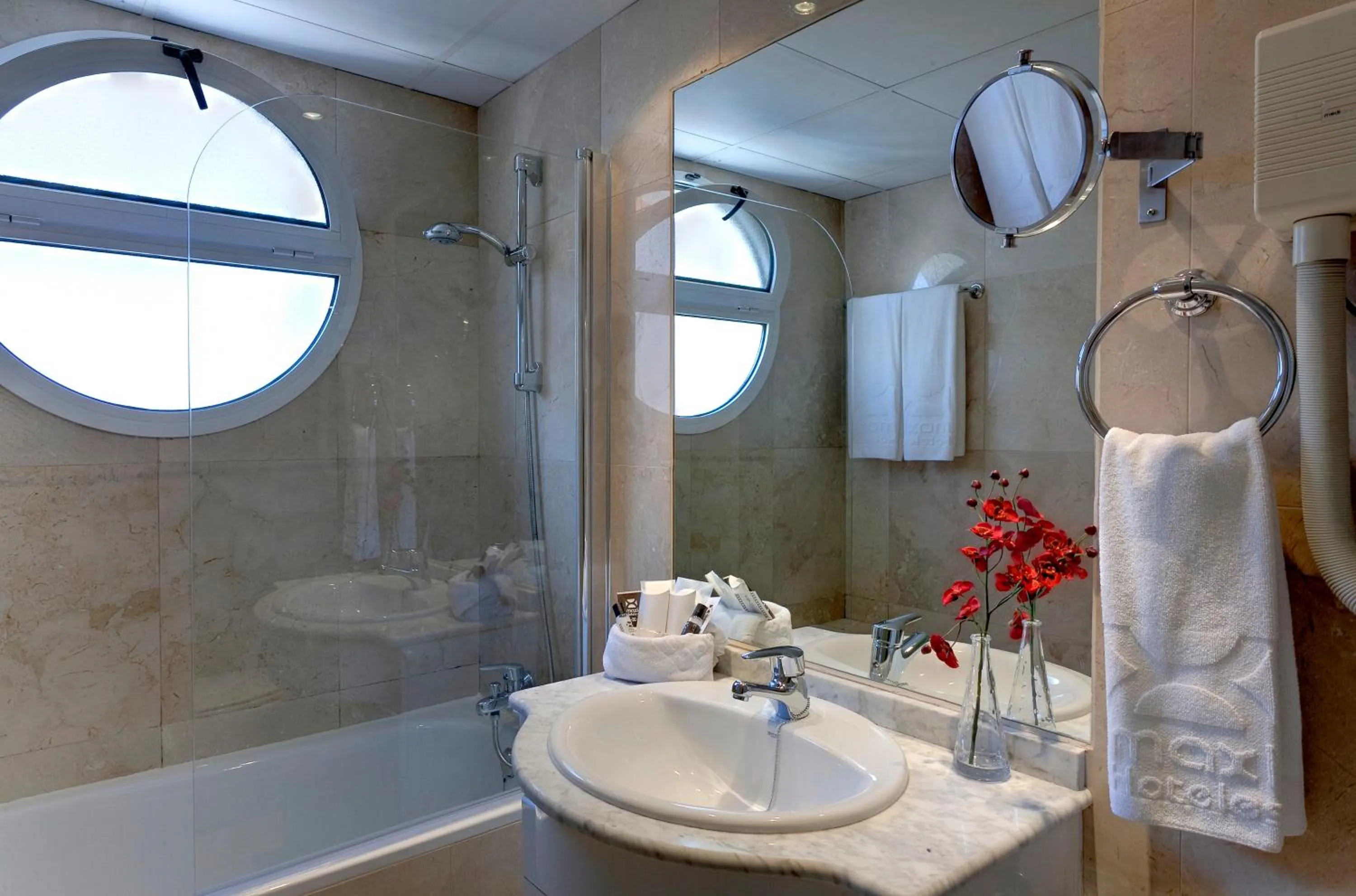 Bathroom in Hotel Madrid Torrejon Plaza