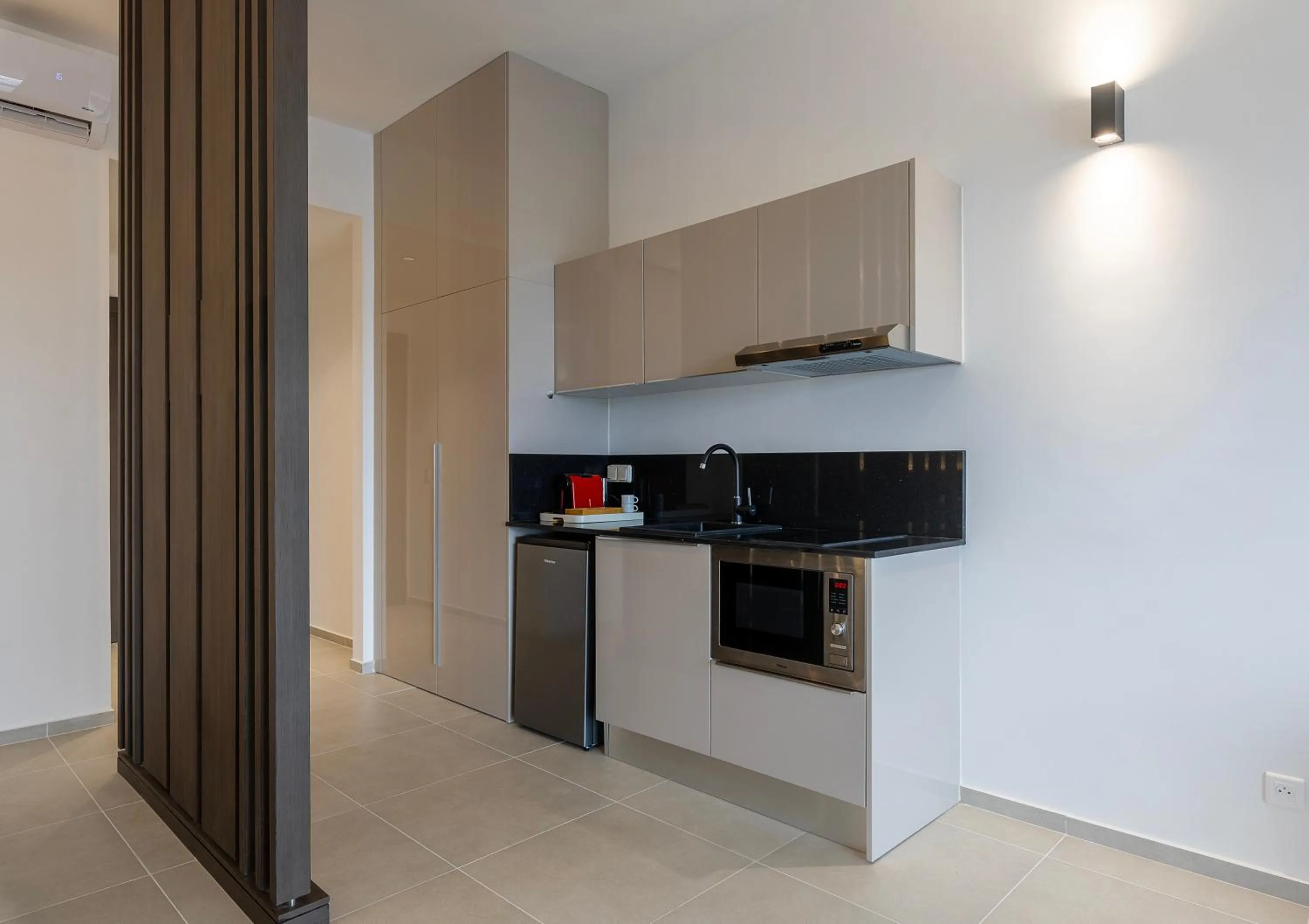 Kitchen or kitchenette in La Scala AppartHotel Abidjan