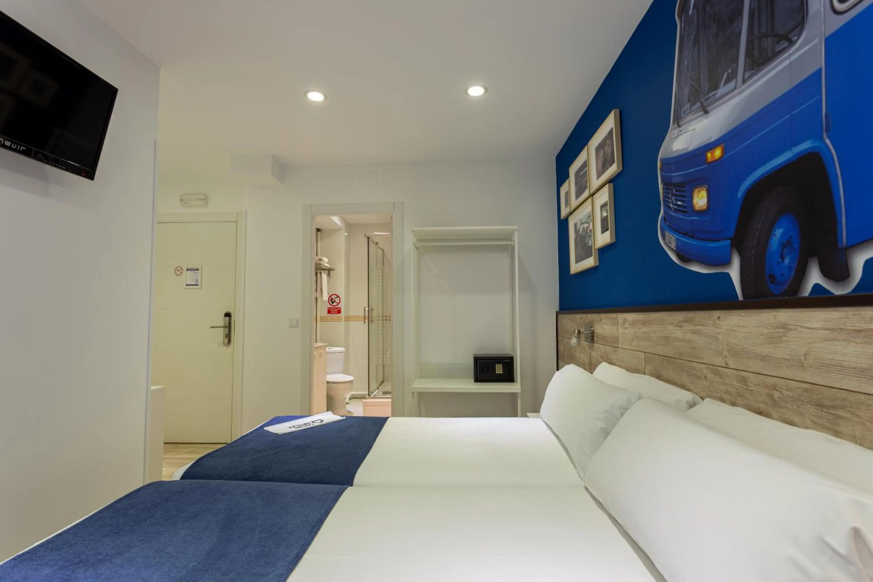 Photo of the whole room, Bed in Casual Blue